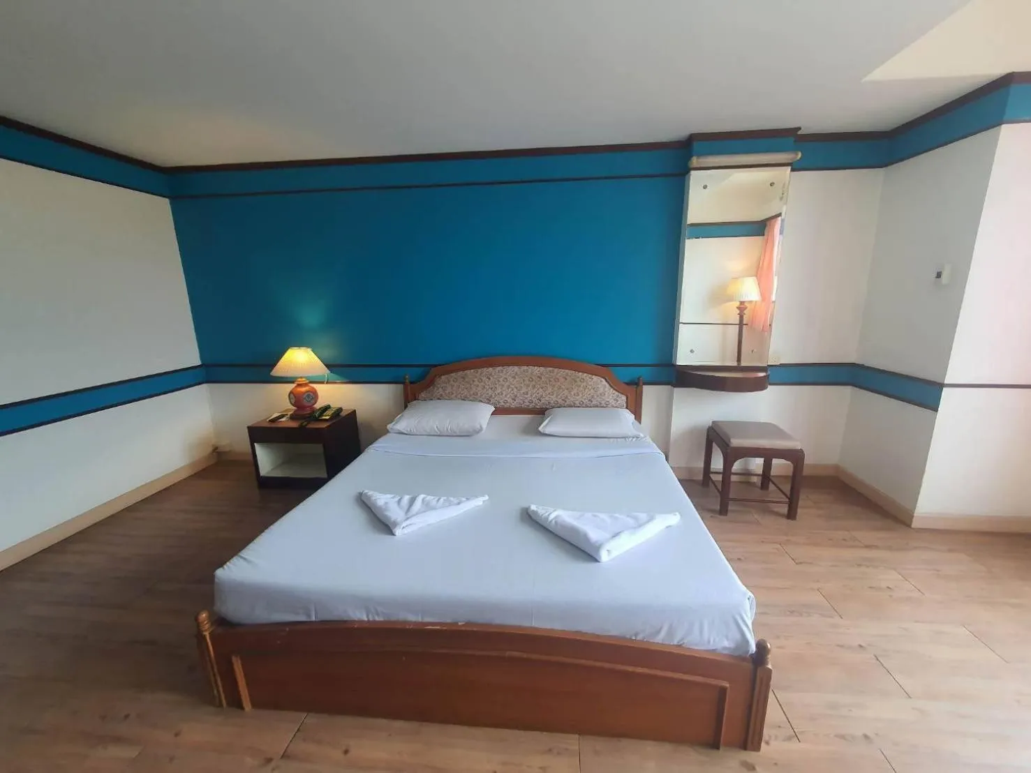 Bedroom, Bed in The Pacific Cool Chic