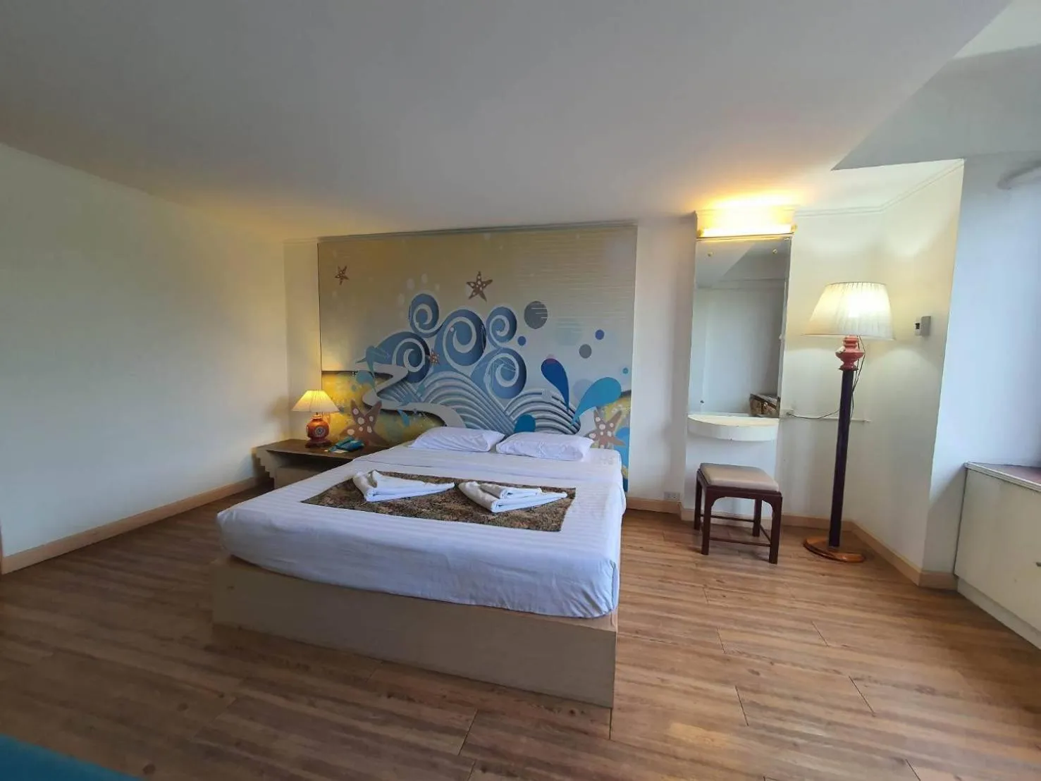 Bedroom, Bed in The Pacific Cool Chic