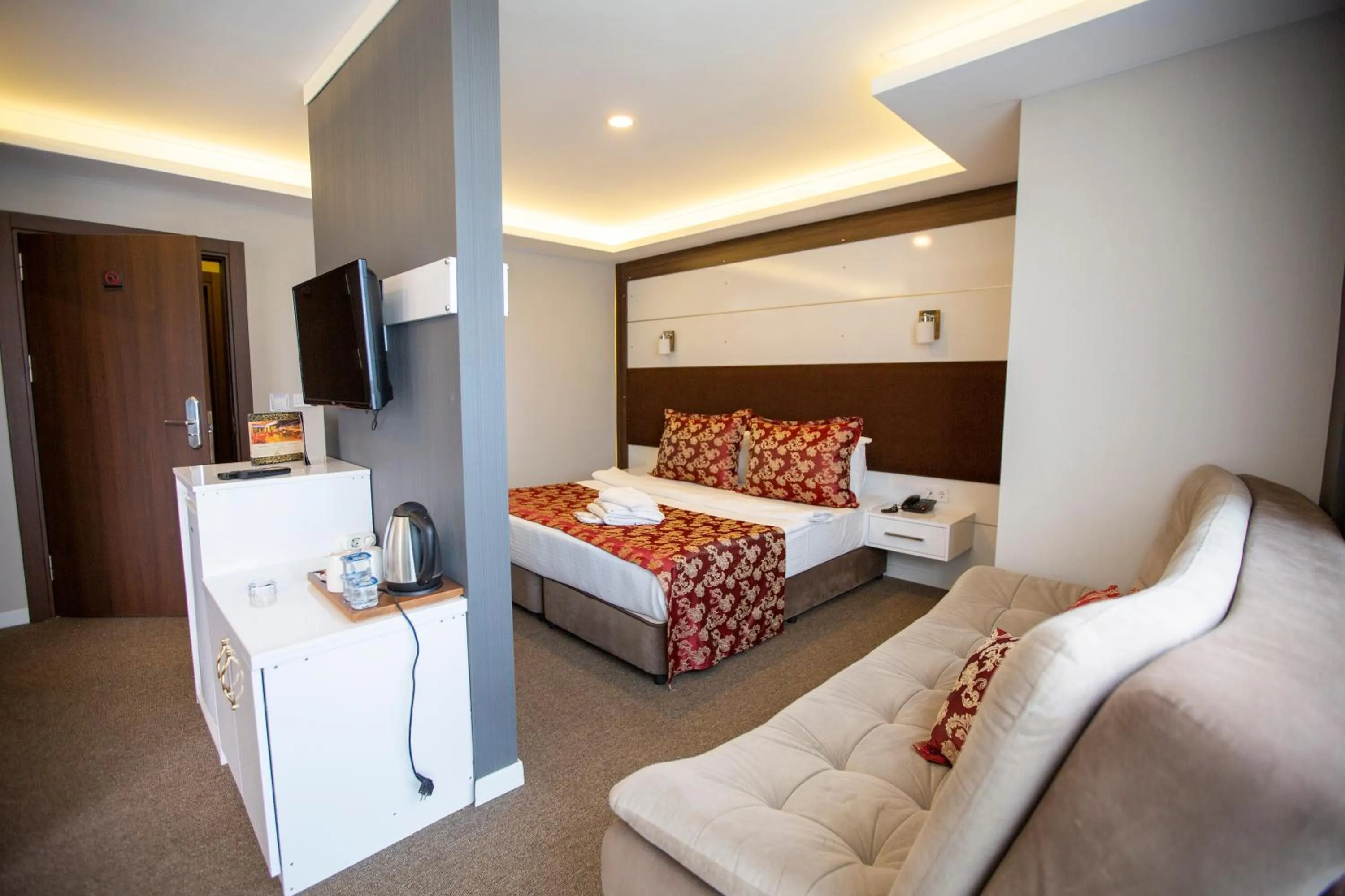 Photo of the whole room in Royal Life Exclusive