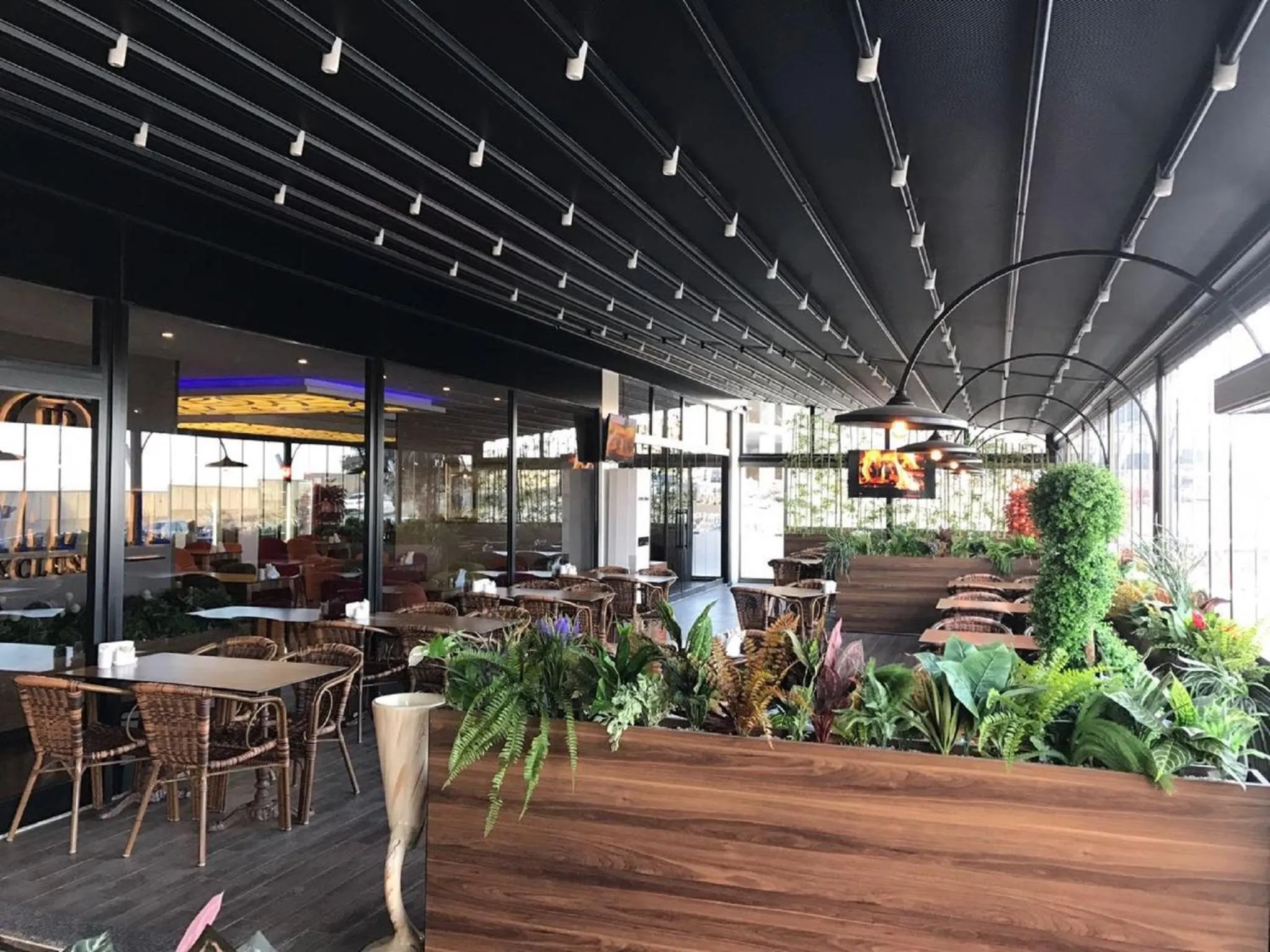 Restaurant/Places to Eat in Royal Life Exclusive