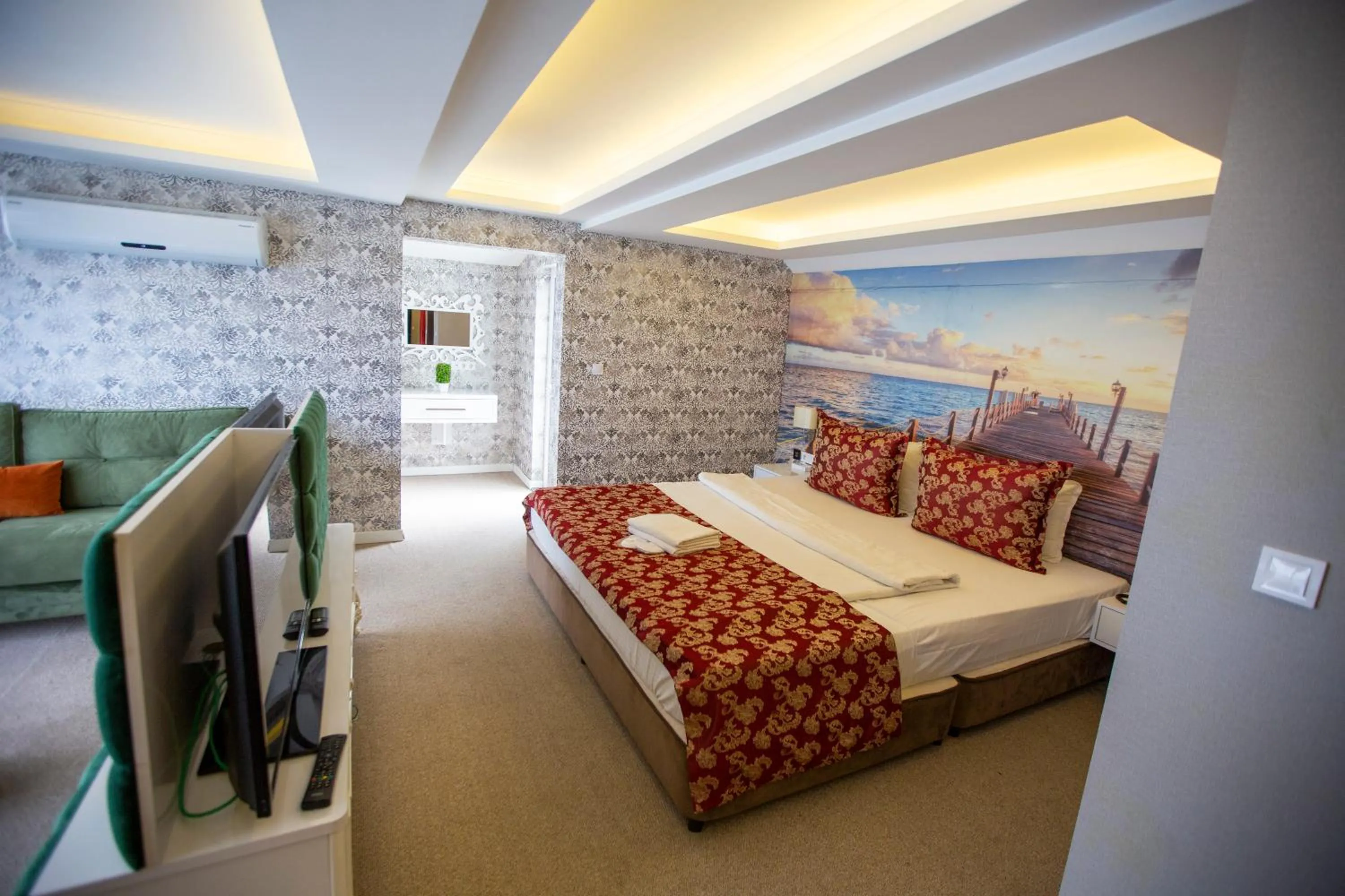 Photo of the whole room in Royal Life Exclusive