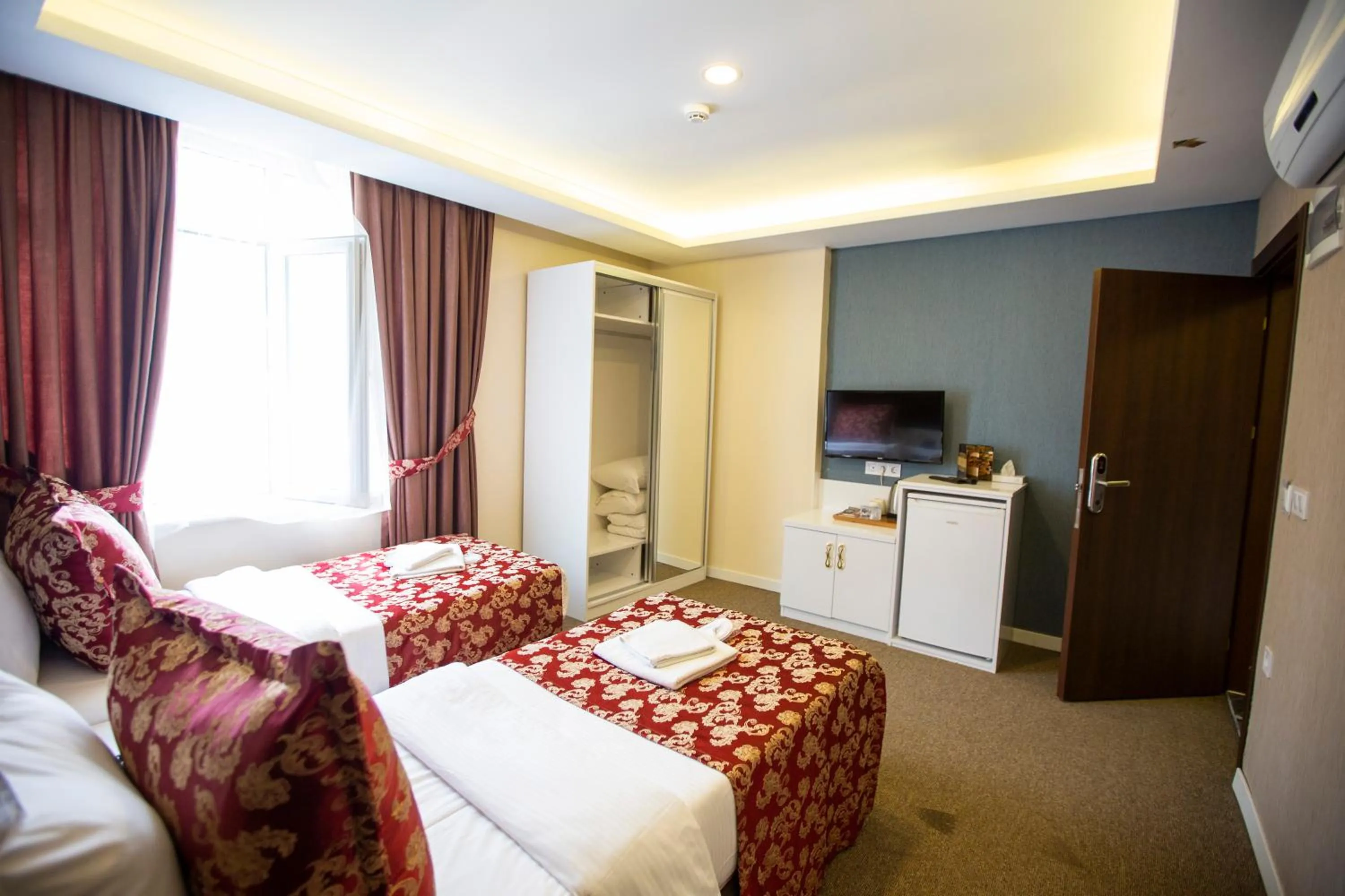 Photo of the whole room in Royal Life Exclusive