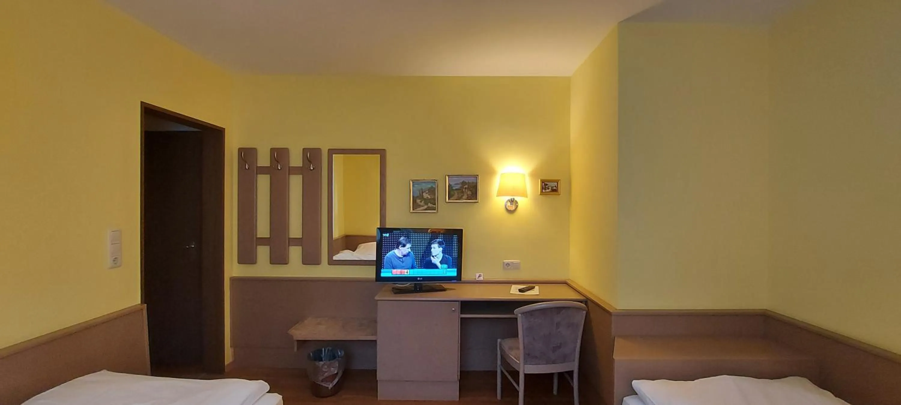 TV and multimedia, Bed in Hotel Astoria