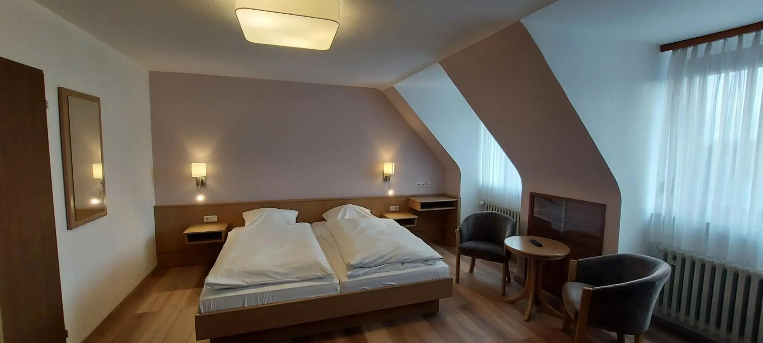 Triple Room with Private Bathroom in Hotel Astoria Triple Room with Private Bathroom in Hotel Astoria