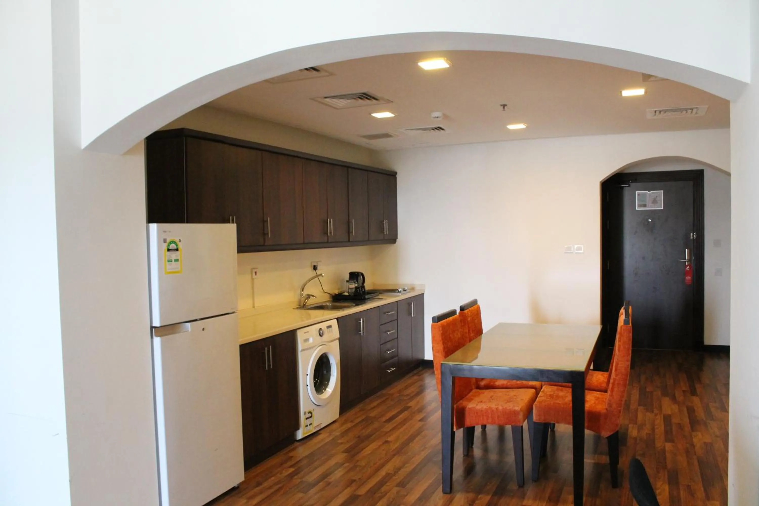 Kitchen or kitchenette in Golden Tulip Al Khobar Suites