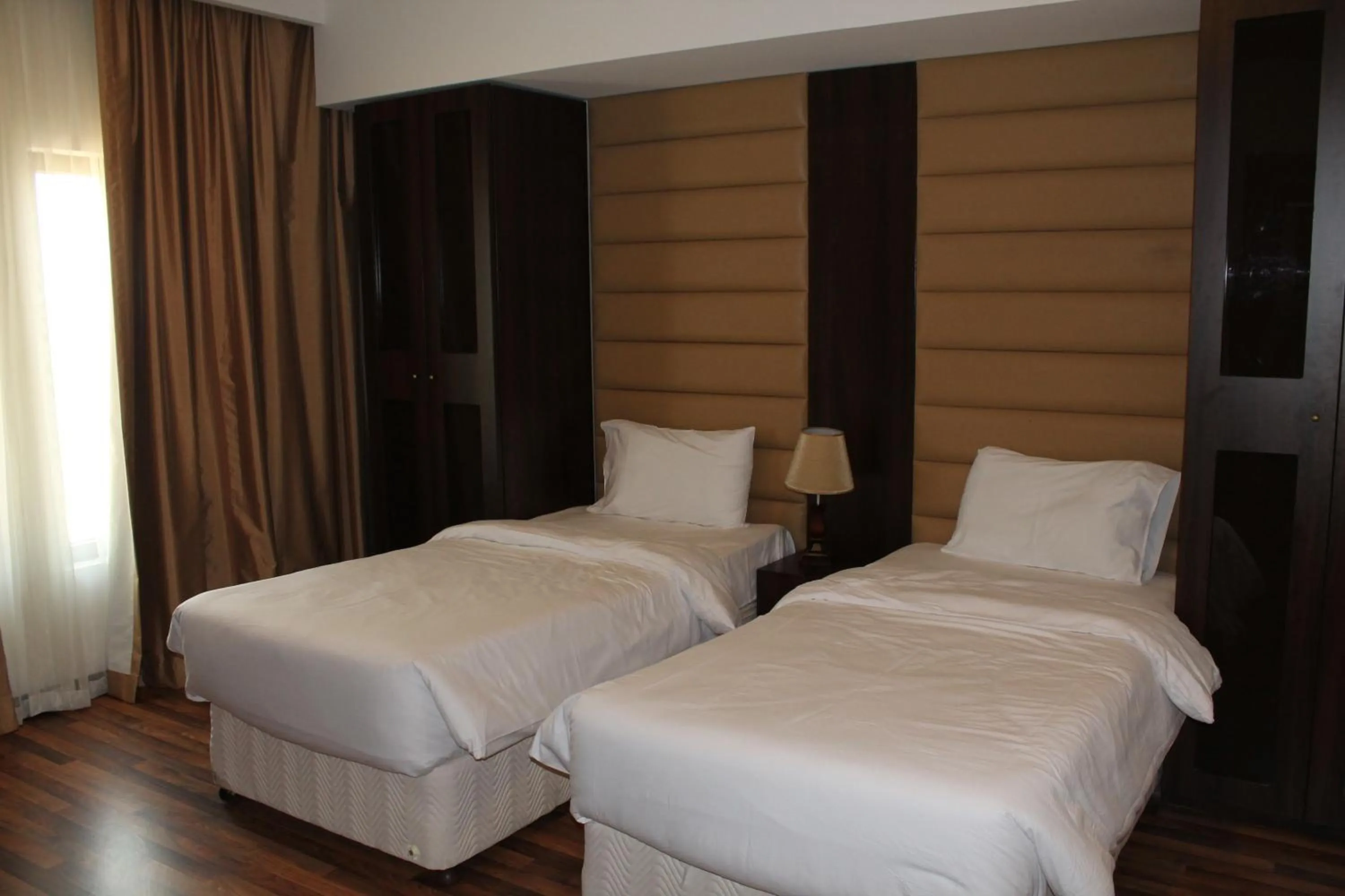 Bedroom, Bed in Golden Tulip Al Khobar Suites