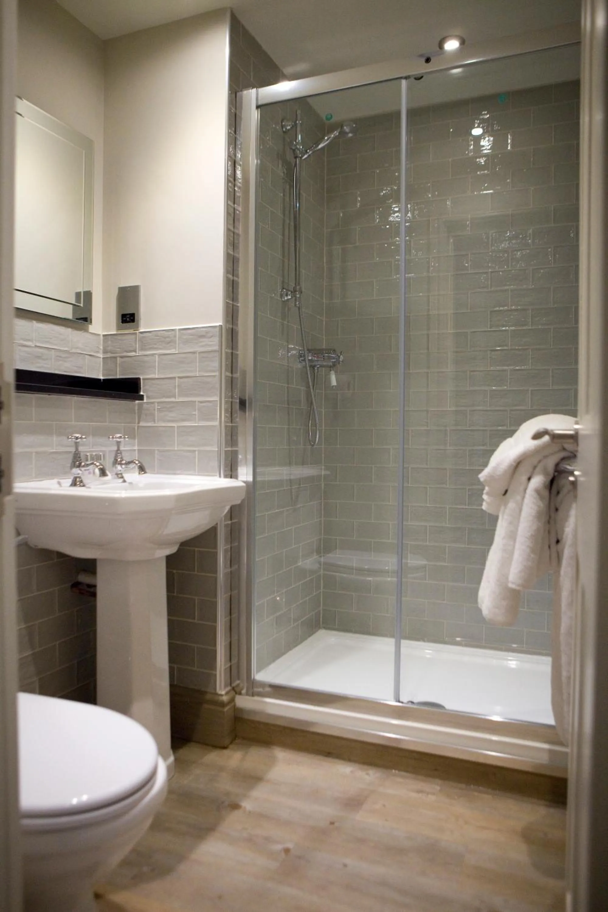 Shower in Saracens Head