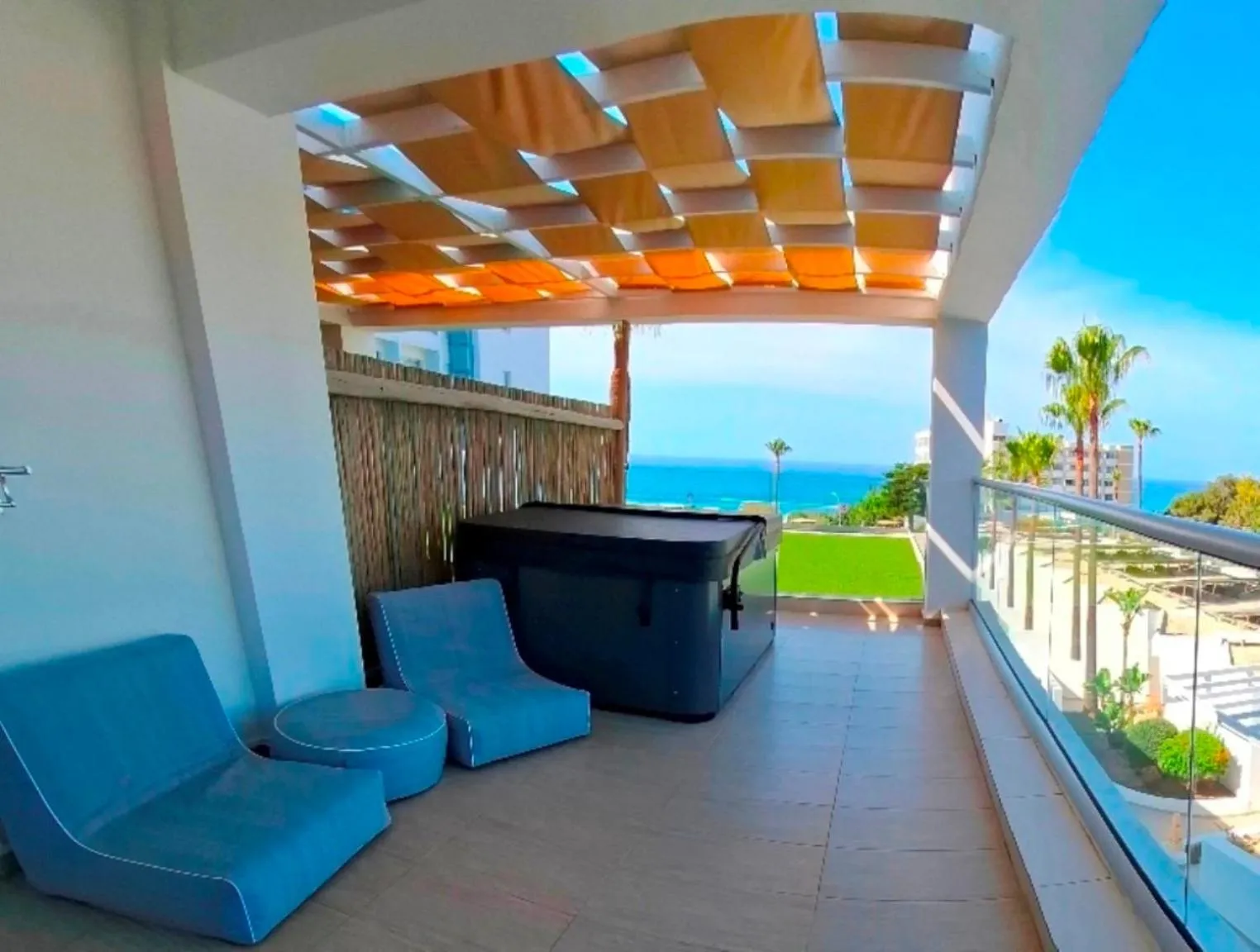 Hot Tub in Napa Mermaid Hotel & Suites