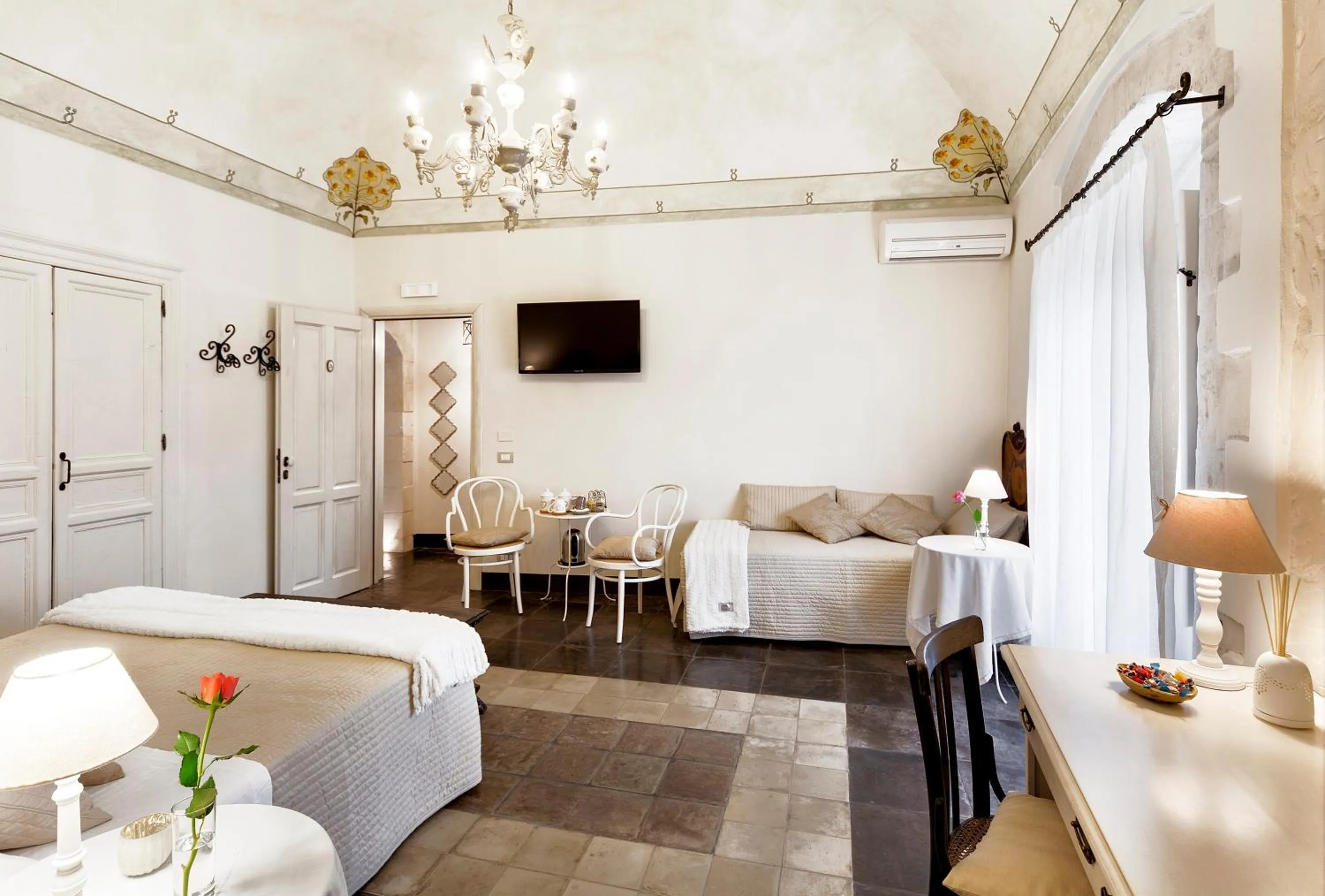 Seating area, Bed in Sabbinirica