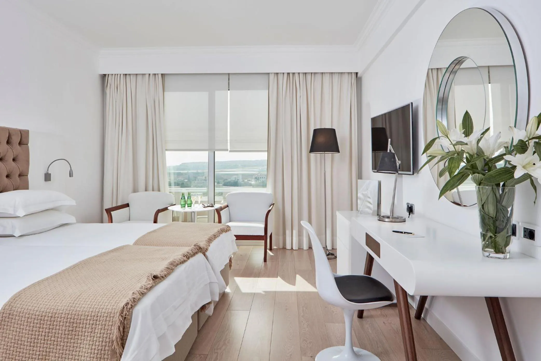 Photo of the whole room, Bed in Grecian Park