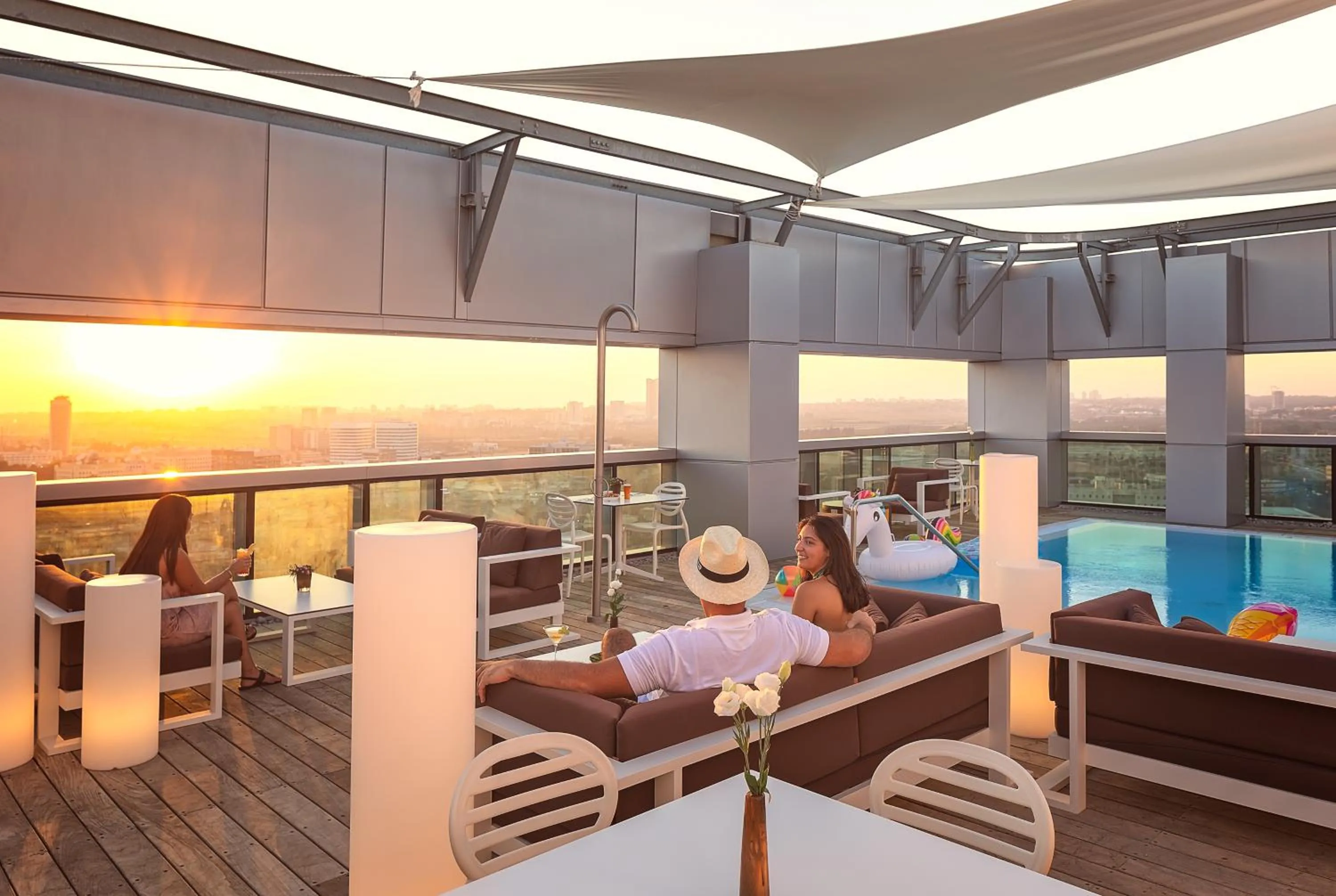 Swimming pool in Prima Link Hotel