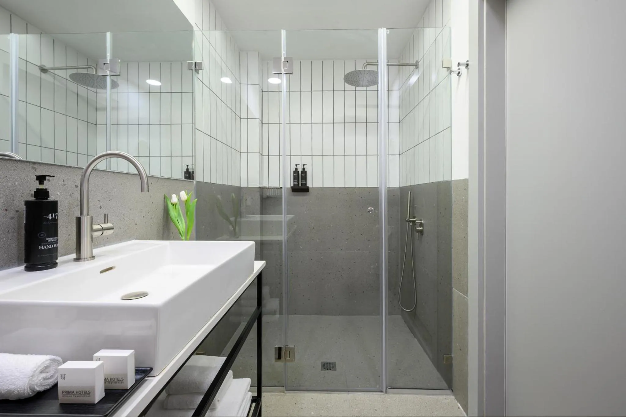 Shower in Prima Link Hotel