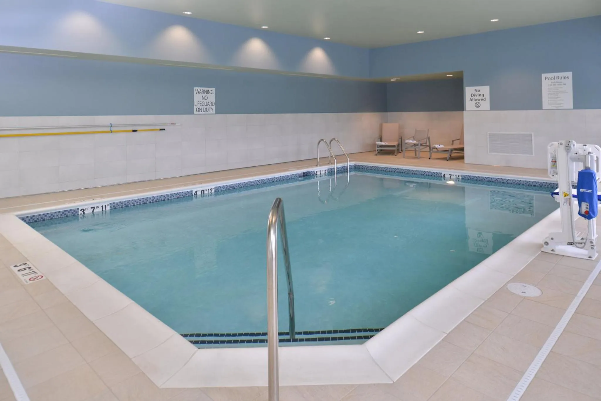 Swimming pool in Holiday Inn Express & Suites Omaha Airport by IHG