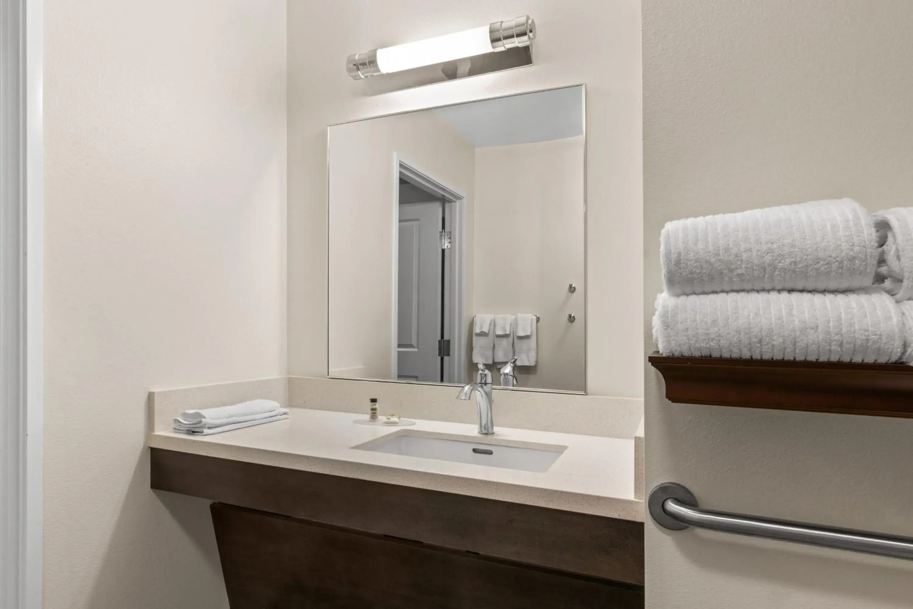 Queen Studio Suite - Mobility Access Roll in Shower/Non-Smoking in Candlewood Suites - Fairbanks by IHG Queen Studio Suite - Mobility Access Roll in Shower/Non-Smoking in Candlewood Suites - Fairbanks by IHG