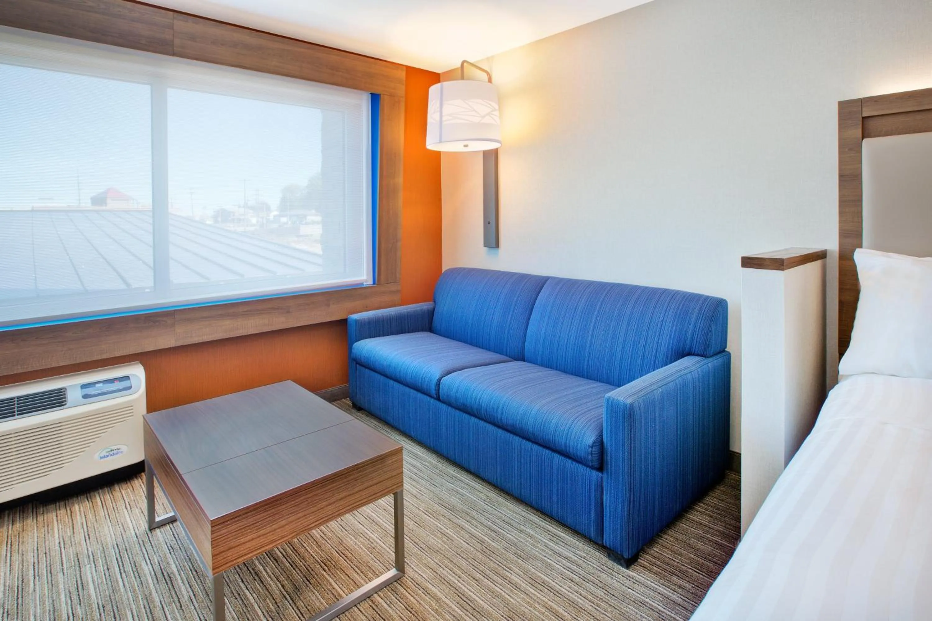 Photo of the whole room, Bed in Holiday Inn Express & Suites New Castle by IHG