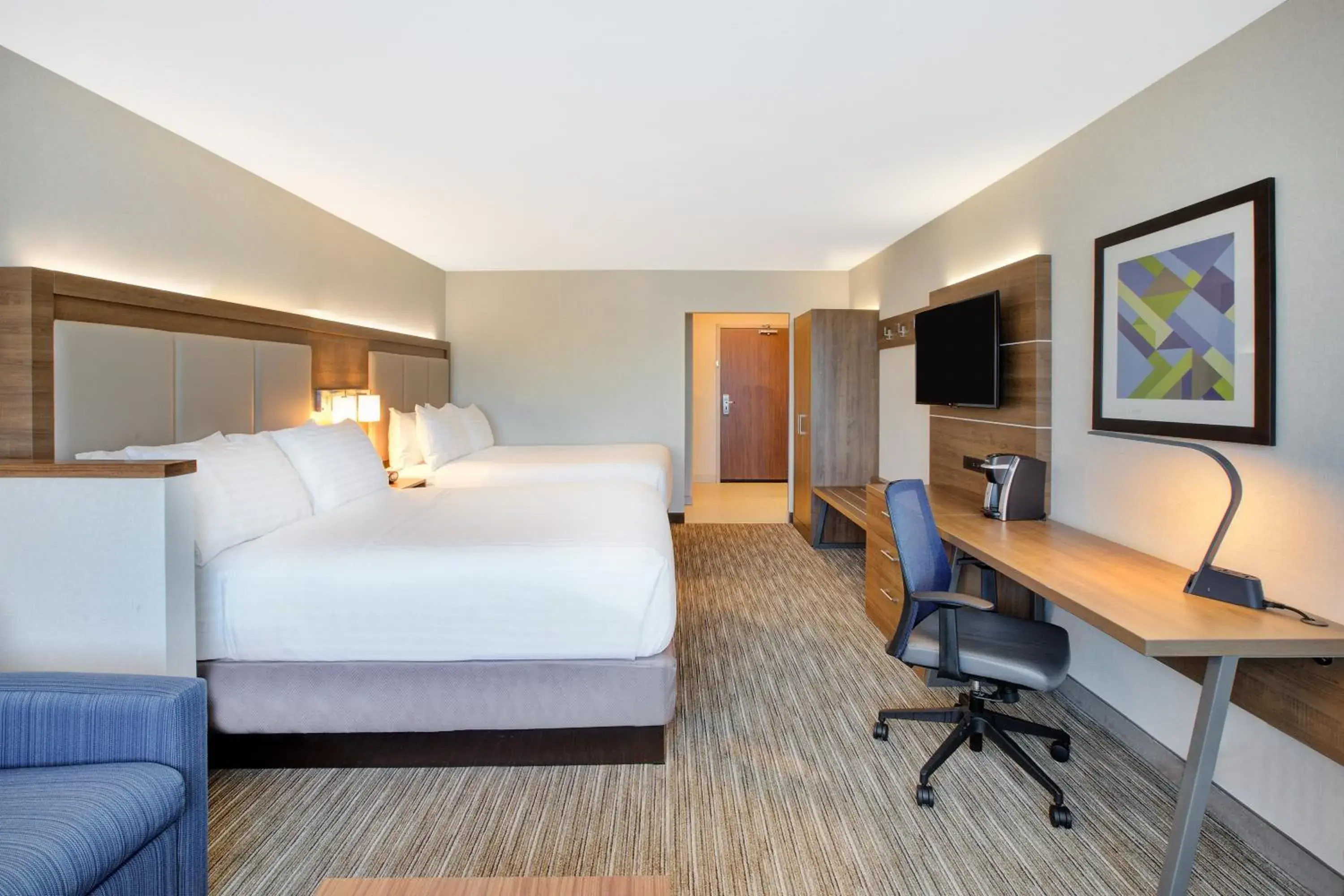 Standard Queen Room with Two Queen Beds and Mobility Accessible Tub in Holiday Inn Express & Suites New Castle by IHG Standard Queen Room with Two Queen Beds and Mobility Accessible Tub in Holiday Inn Express & Suites New Castle by IHG