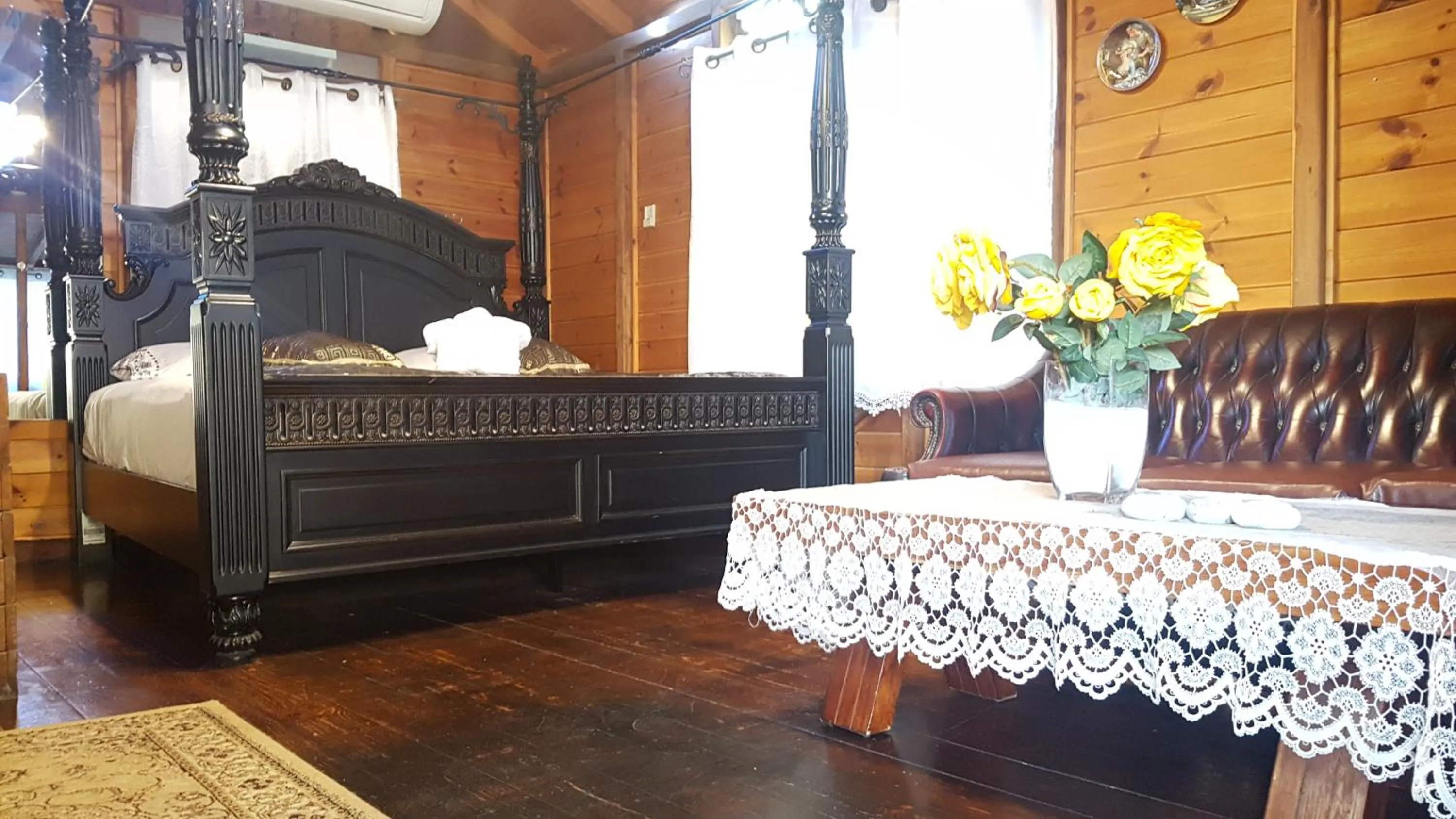 Photo of the whole room, Bed in Lake Mansion