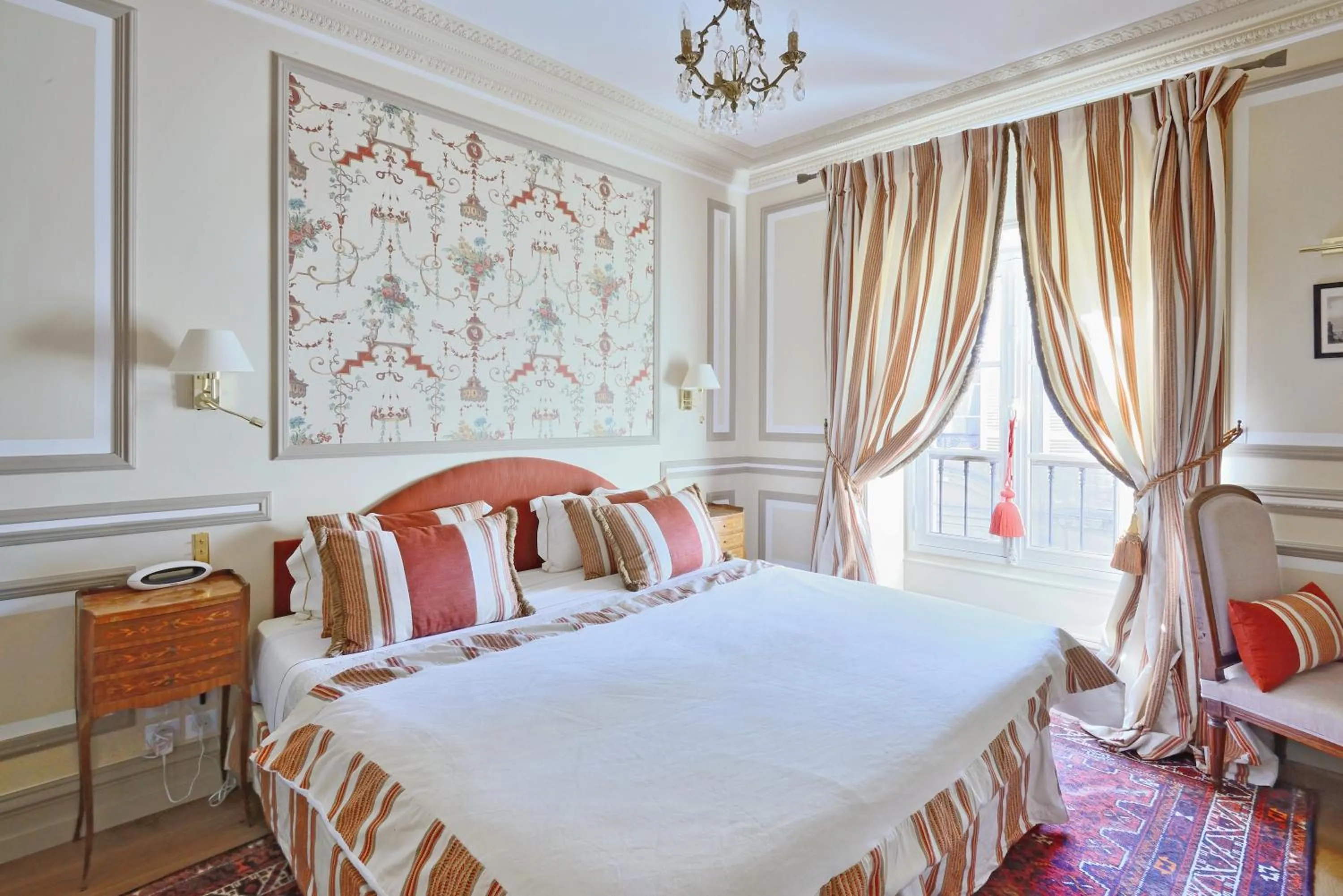 Shower, Bed in Villa Victor Louis - Bordeaux Centre