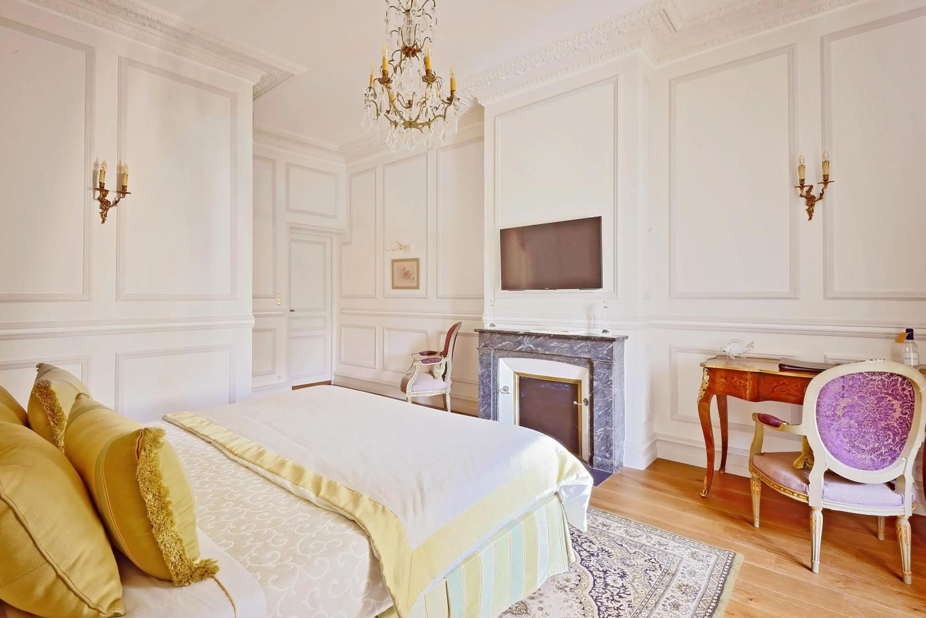 Shower, Bed in Villa Victor Louis - Bordeaux Centre