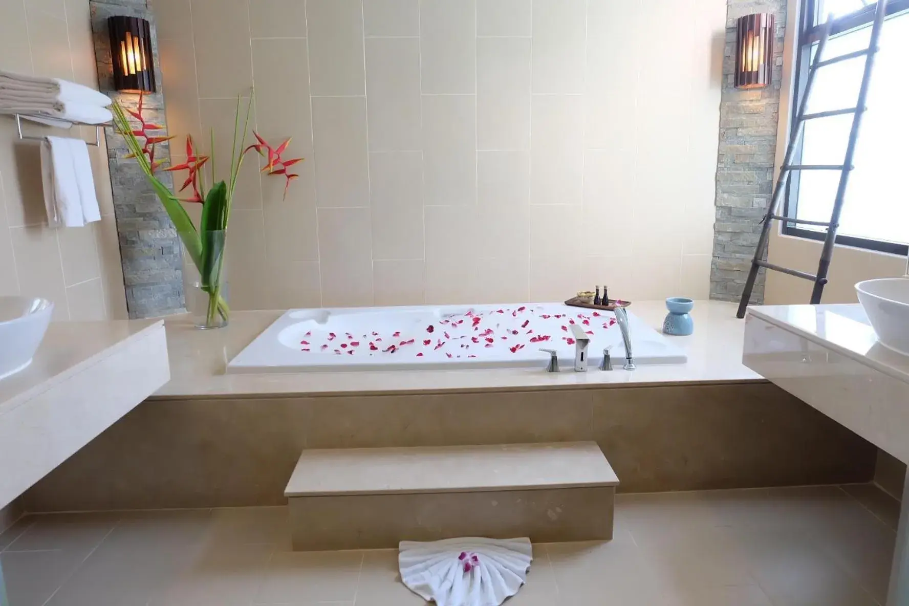 Two-Bedroom Villa in Ozone Villa Phuket Two-Bedroom Villa in Ozone Villa Phuket