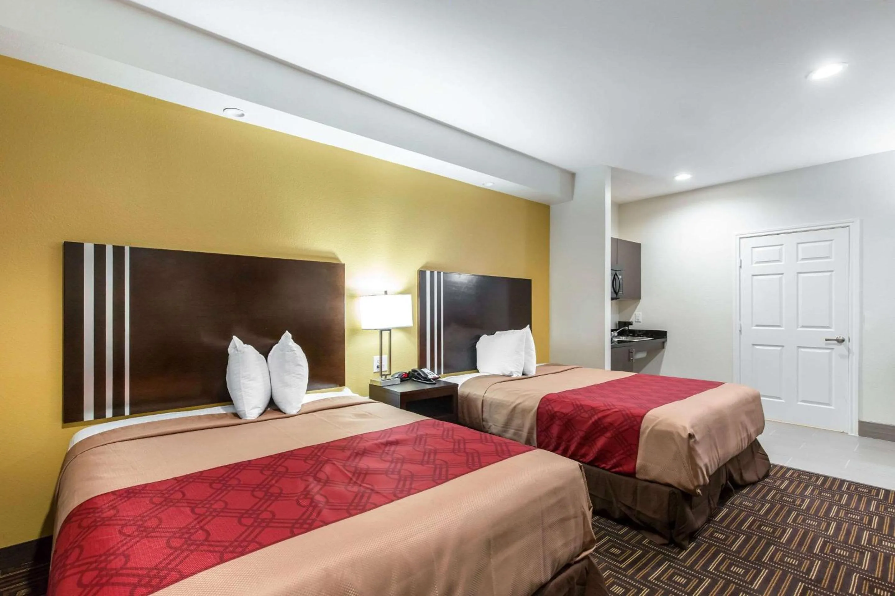 Photo of the whole room, Bed in Scottish Inns & Suites Spring - Houston North