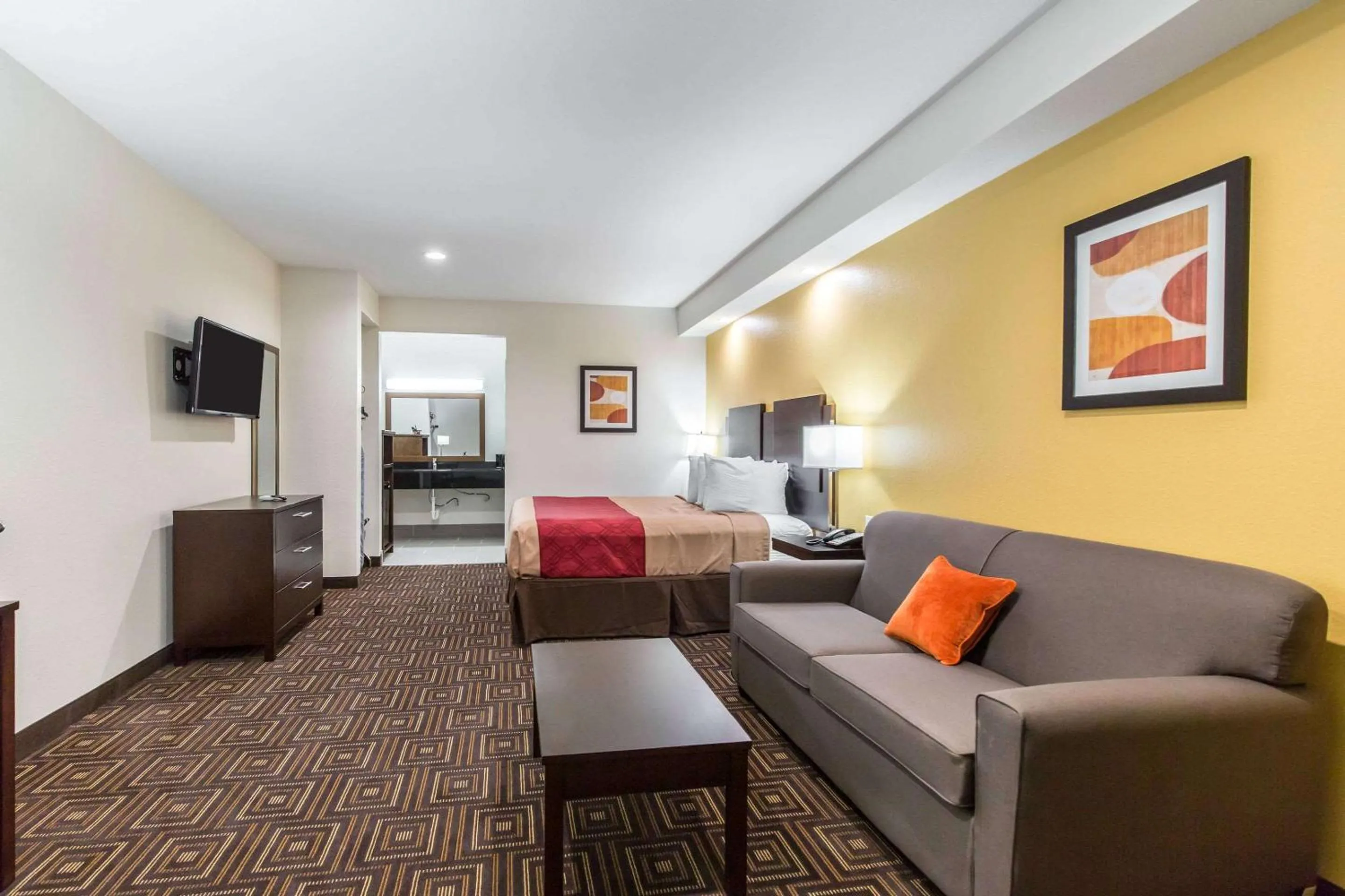 Photo of the whole room, Bed in Scottish Inns & Suites Spring - Houston North
