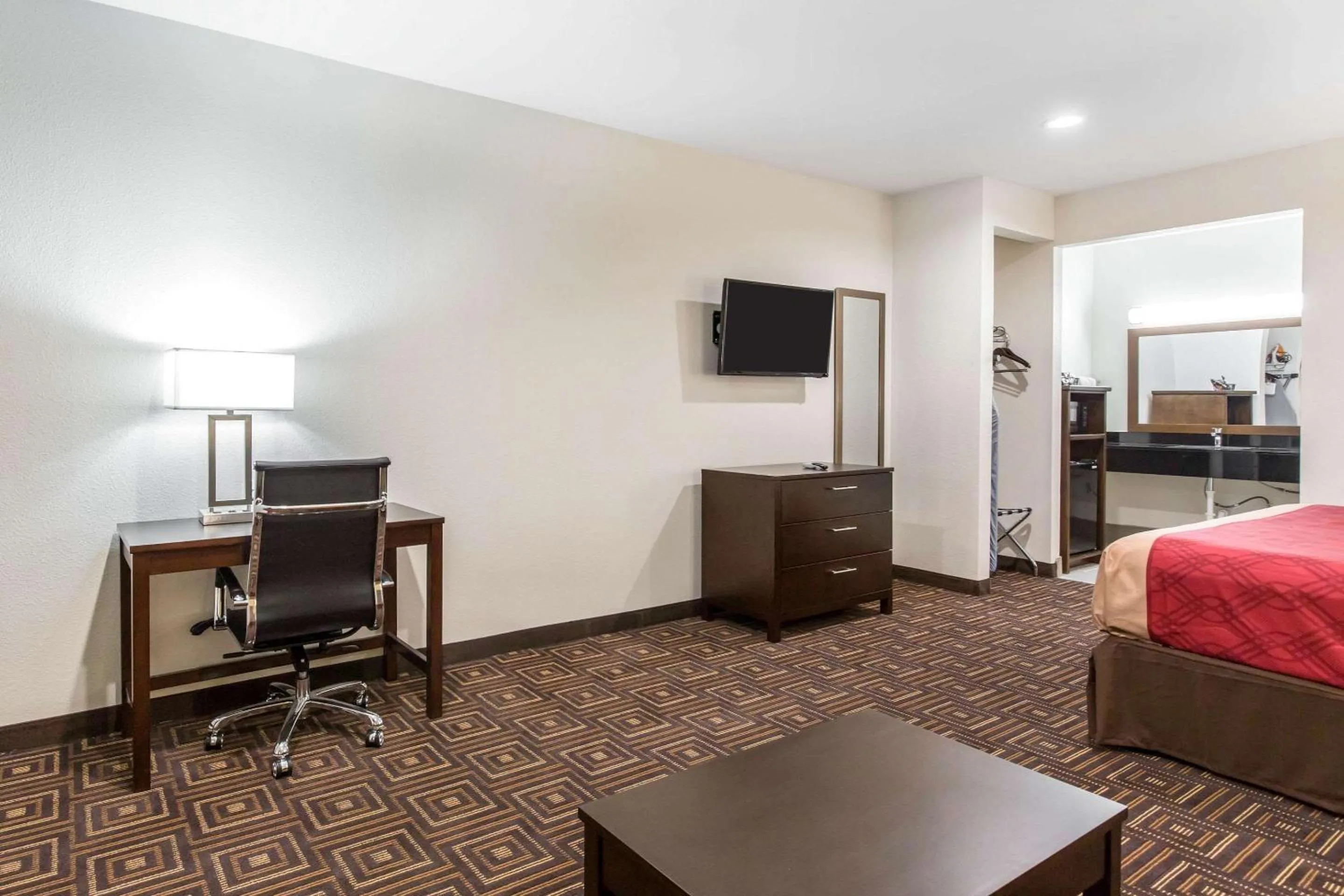 Photo of the whole room, Bed in Scottish Inns & Suites Spring - Houston North