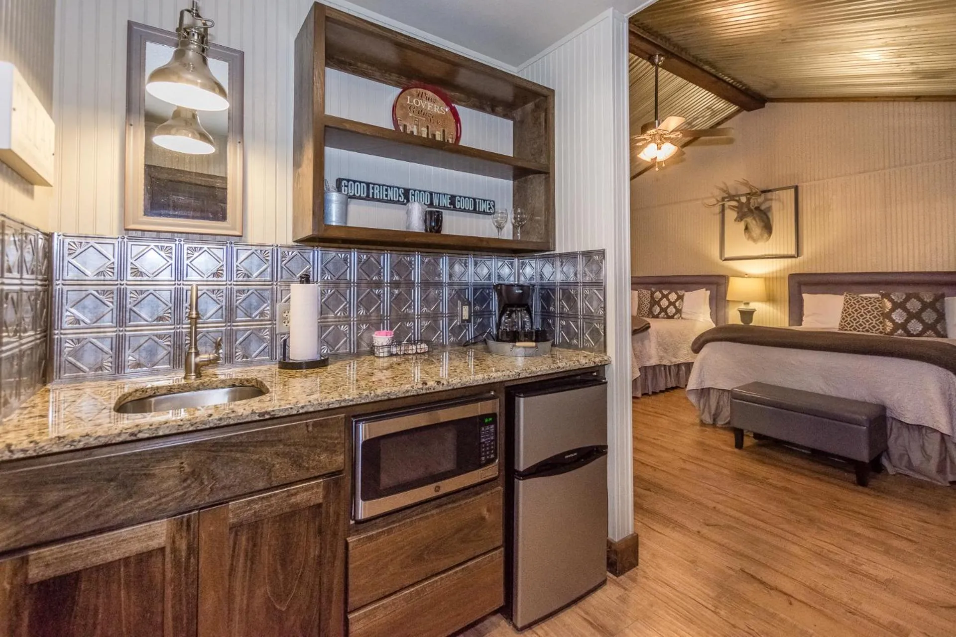 Bed in Vineyard Trail Cottages- Adults Only