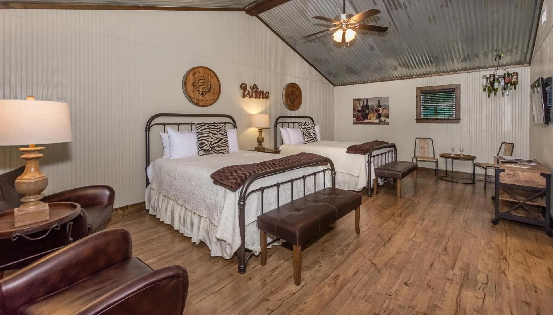 Bed in Vineyard Trail Cottages- Adults Only