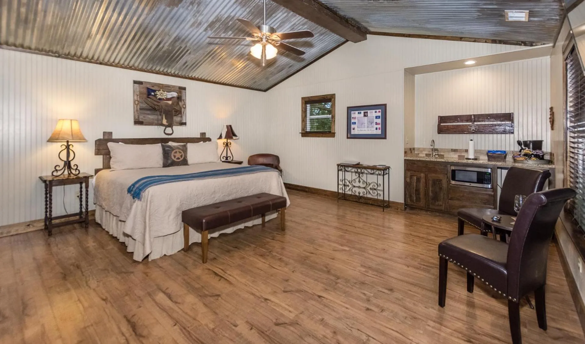 Bed in Vineyard Trail Cottages- Adults Only