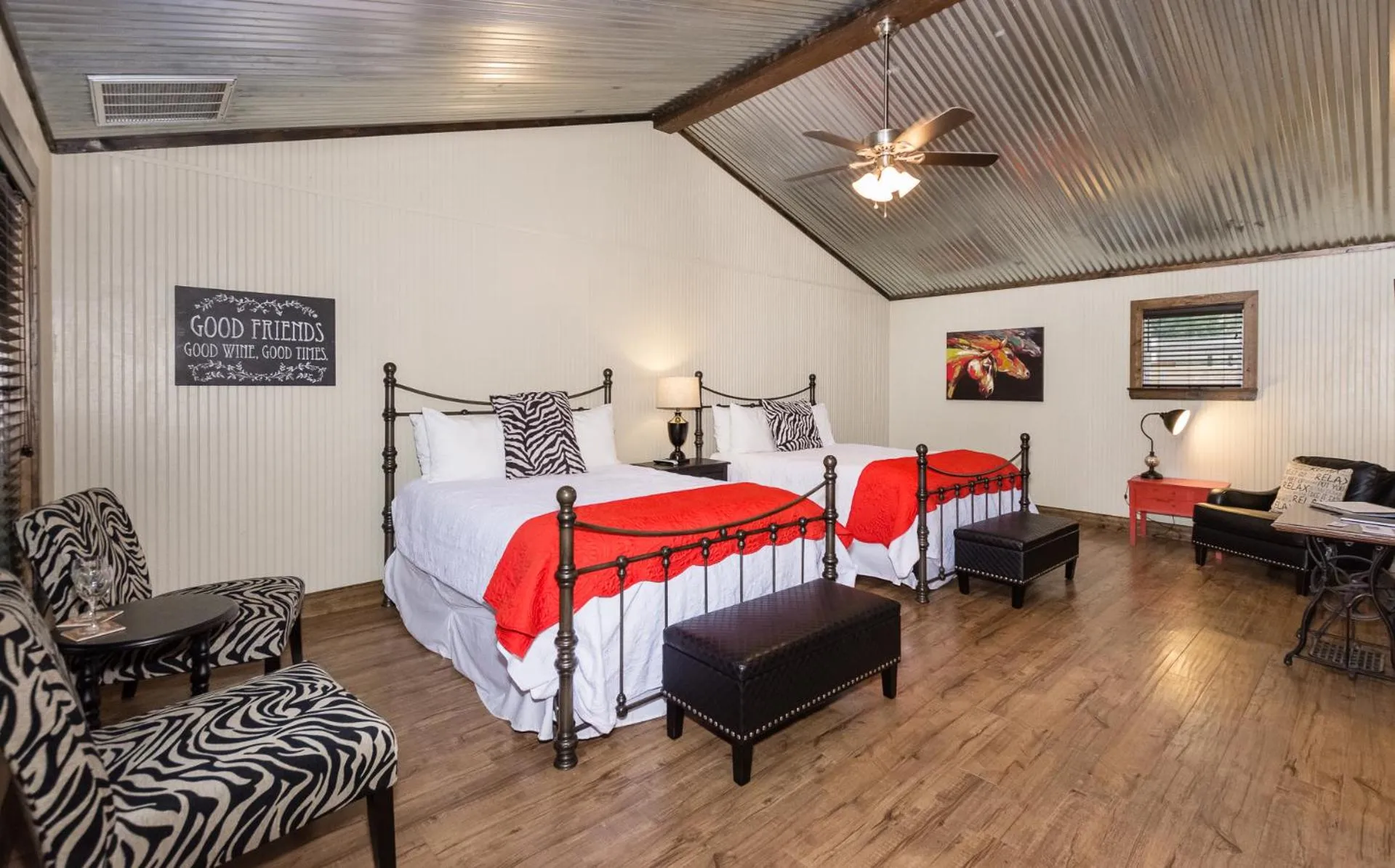 Bed in Vineyard Trail Cottages- Adults Only