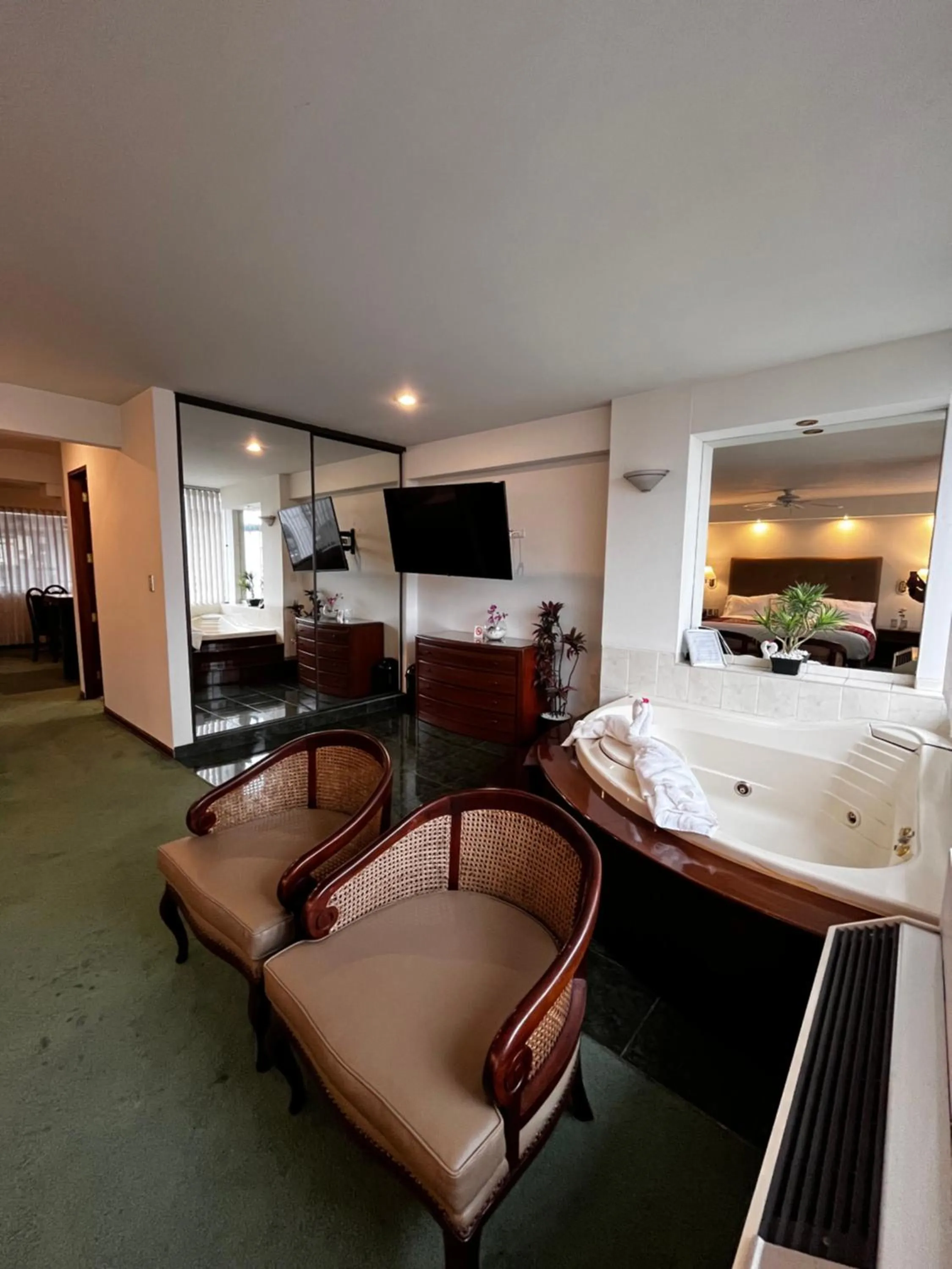 Hot Tub, Bed in Hotel Boulevard