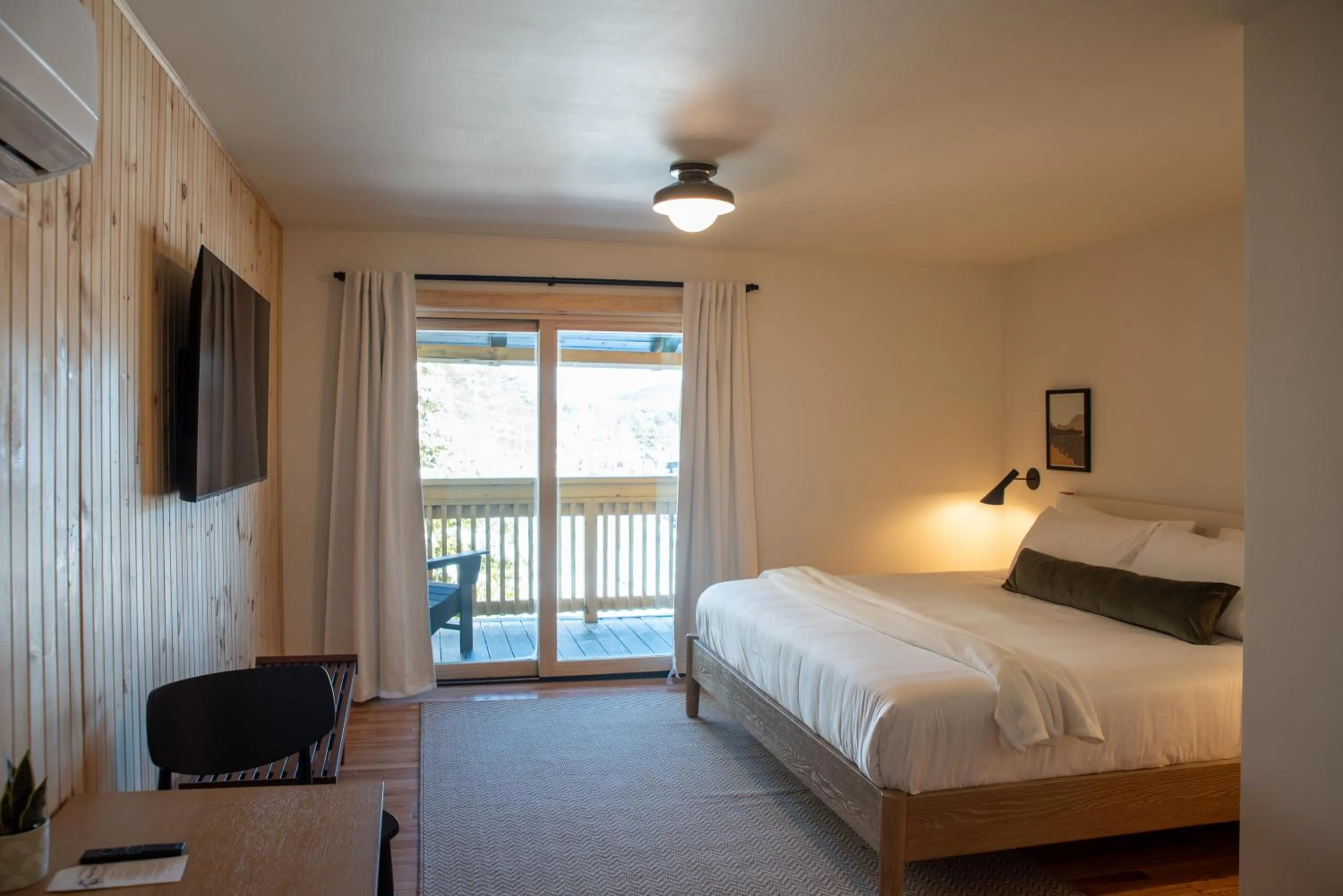 TV and multimedia, Bed in Adirondack Spruce Lodge