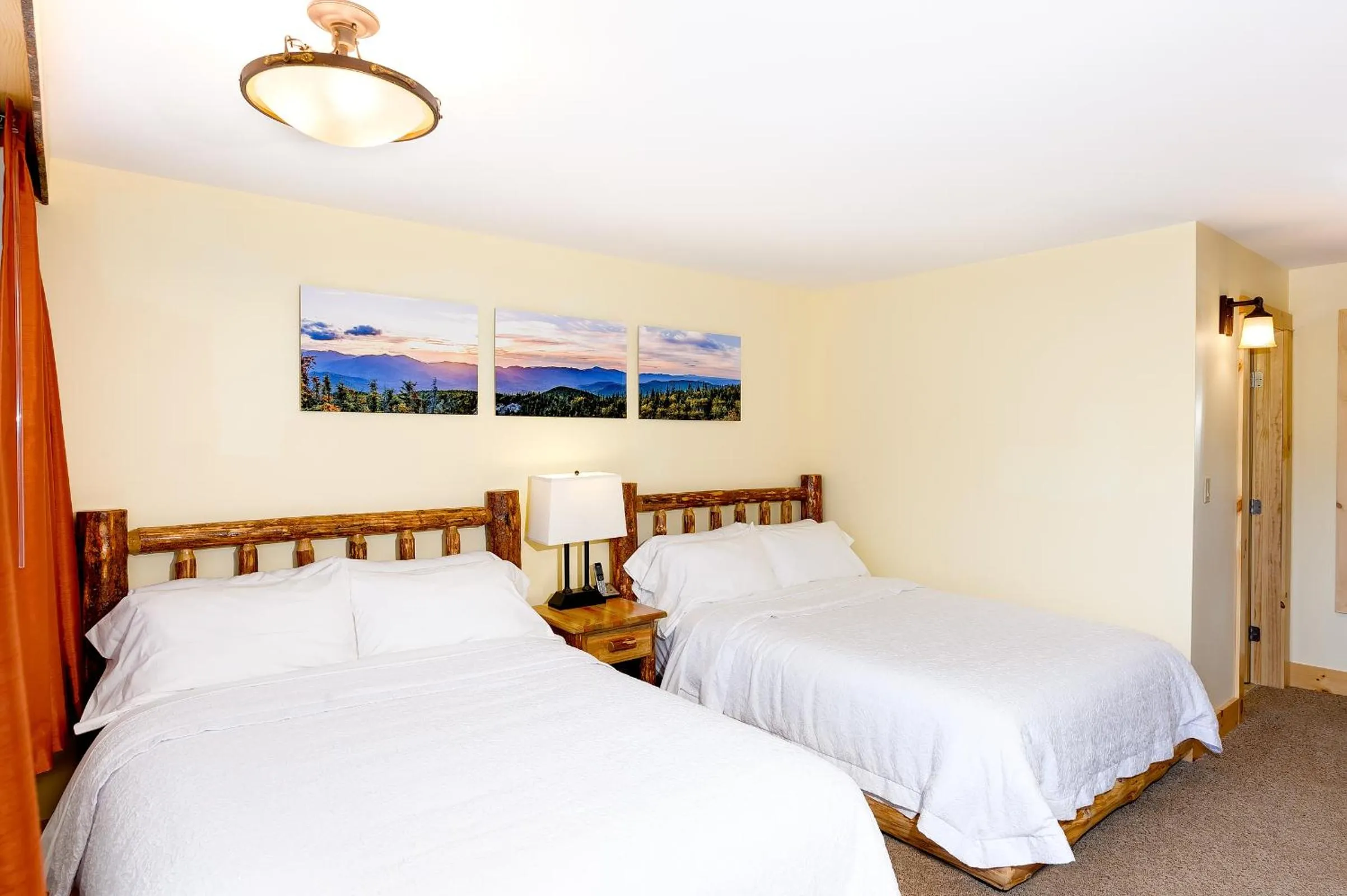 Bedroom, Bed in Adirondack Spruce Lodge