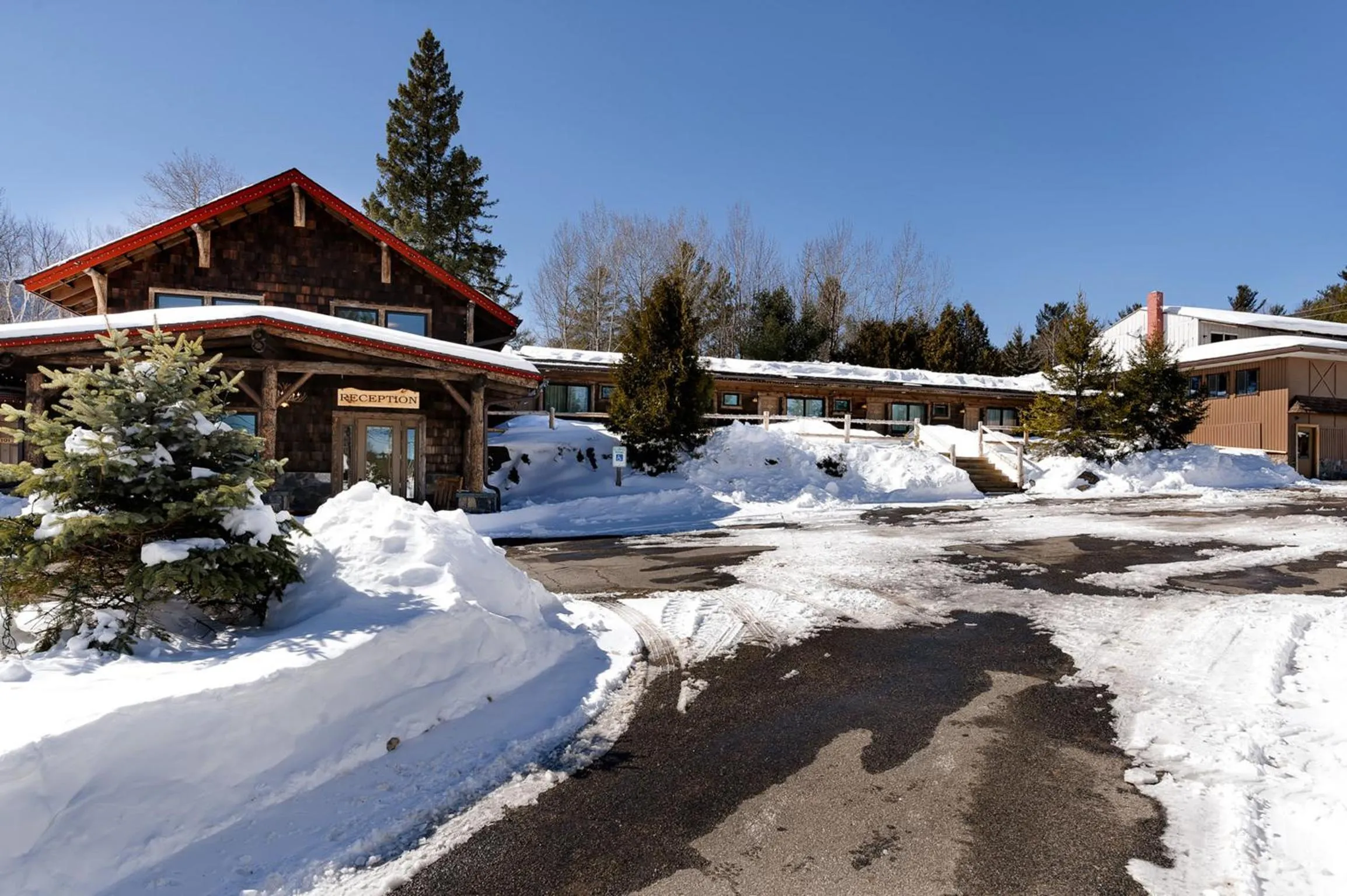 Facade/entrance in Adirondack Spruce Lodge