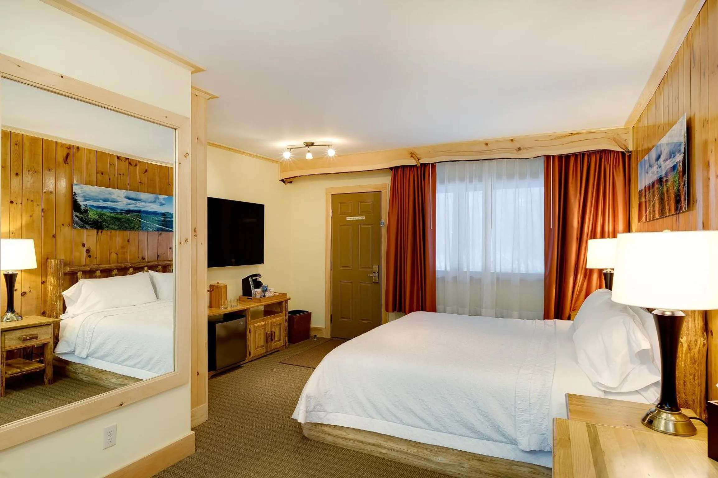 Photo of the whole room, Bed in Adirondack Spruce Lodge