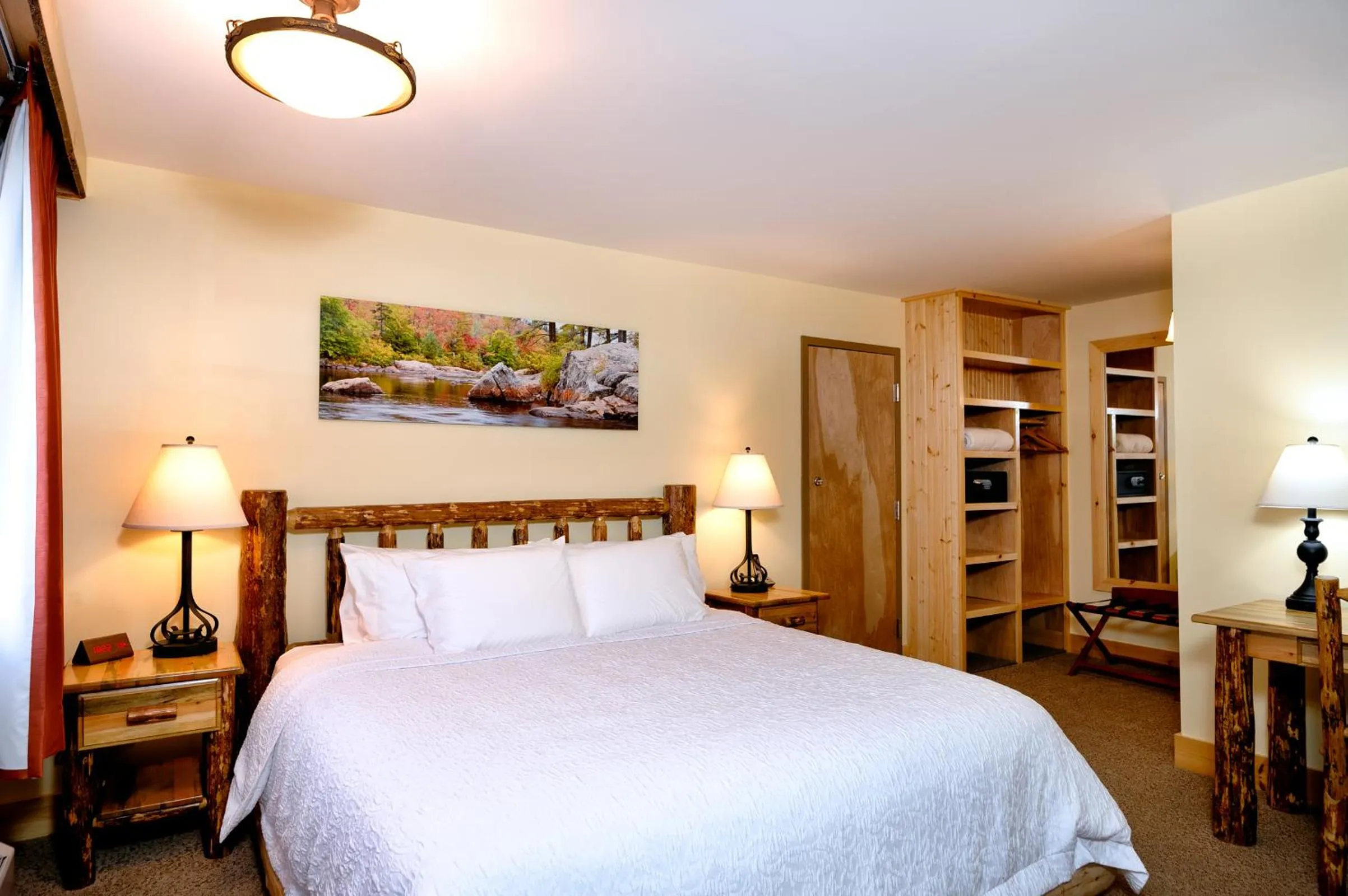 Bedroom, Bed in Adirondack Spruce Lodge