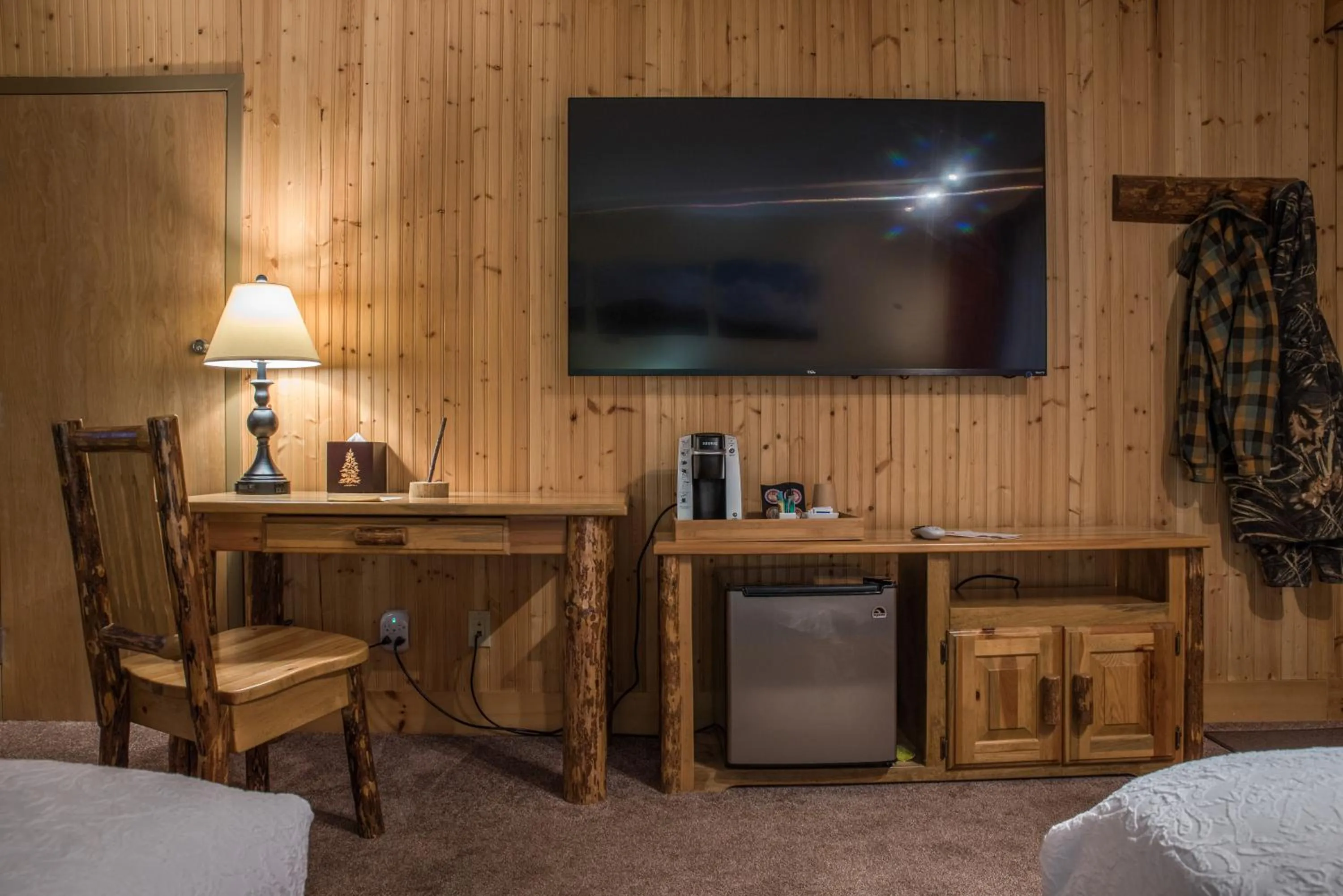 TV and multimedia, Bed in Adirondack Spruce Lodge