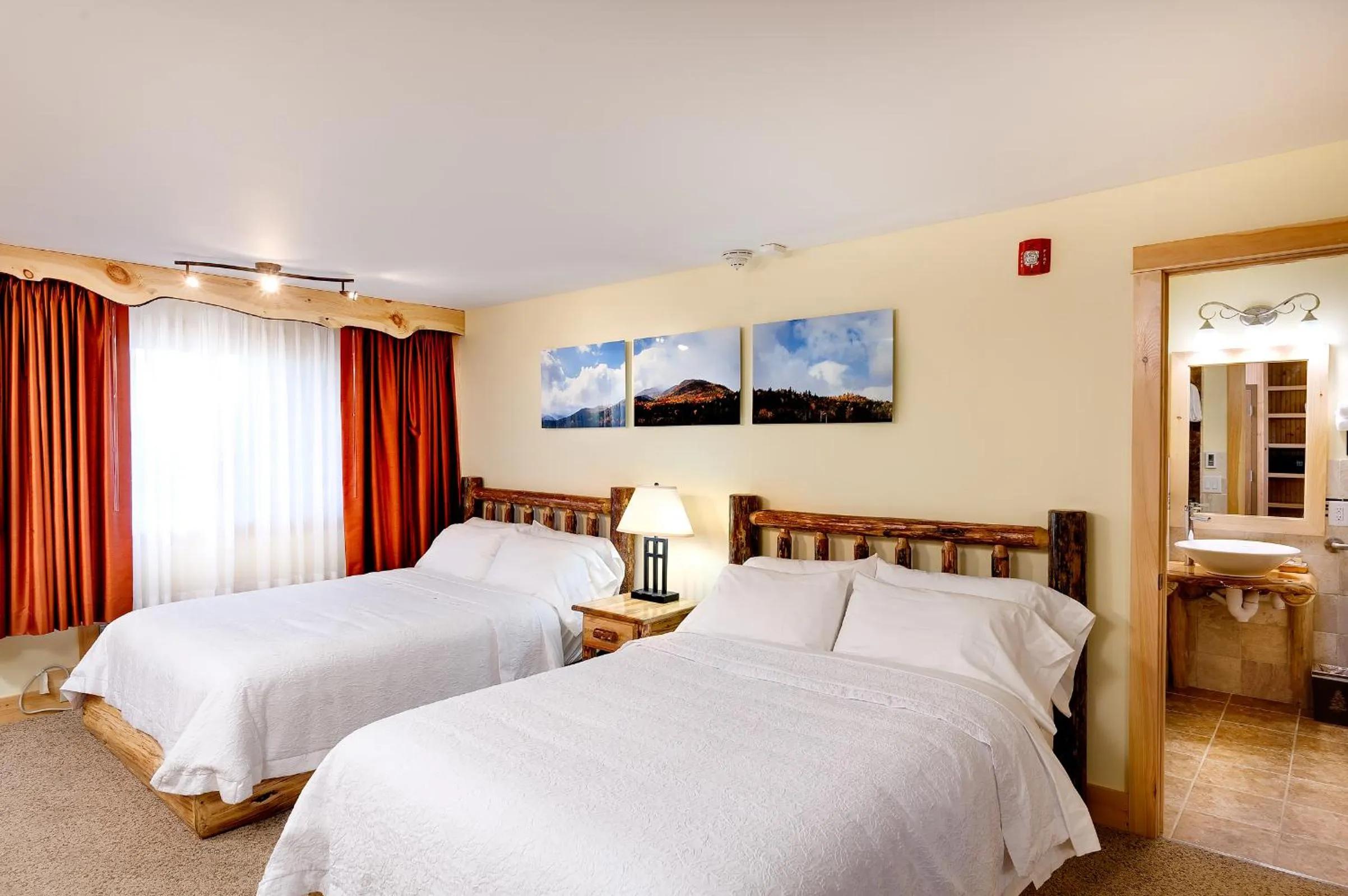 Bedroom, Bed in Adirondack Spruce Lodge