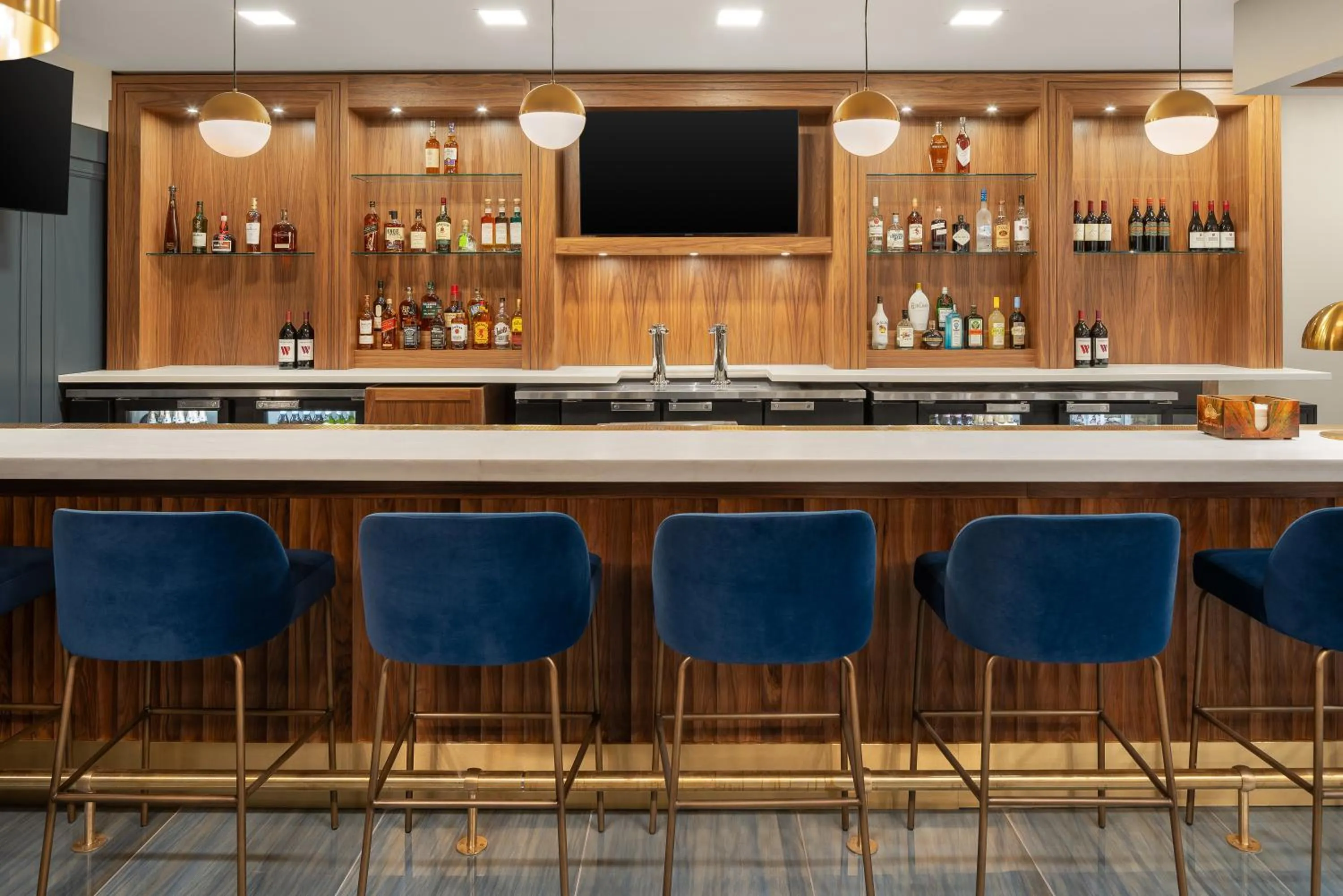 Lounge or bar in DoubleTree by Hilton Hilton Head Island