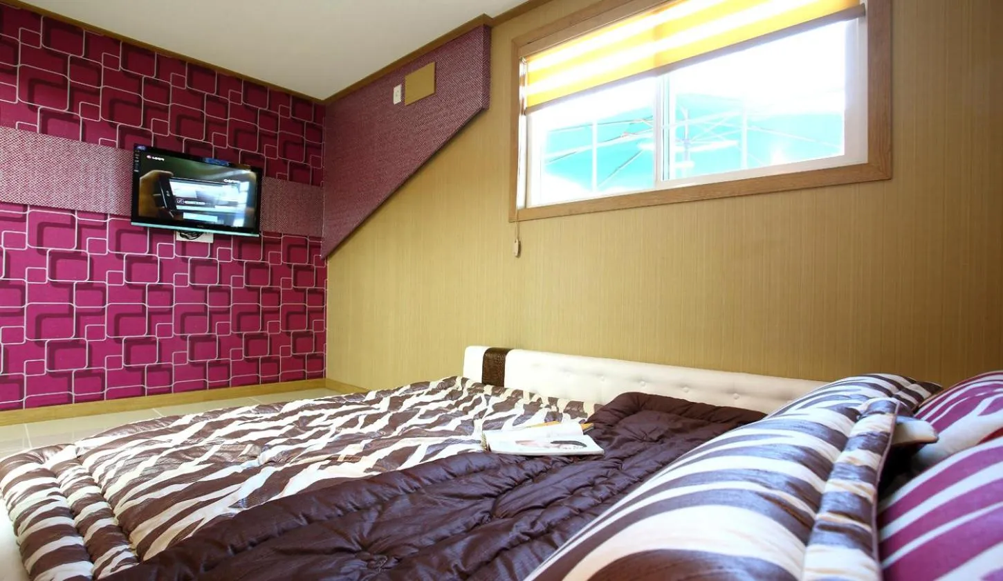 Property building, Bed in Bluesean Pension