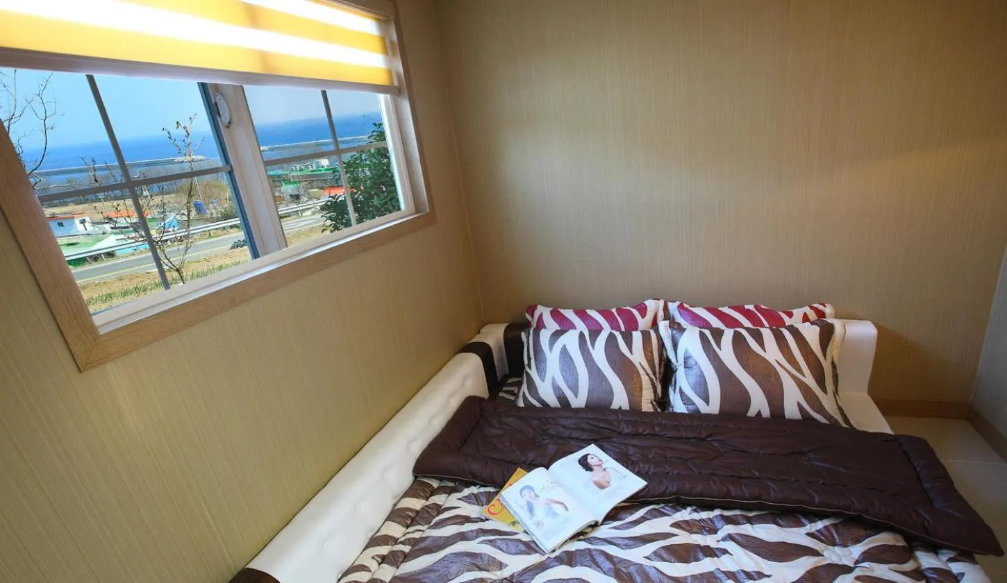 Property building, Bed in Bluesean Pension