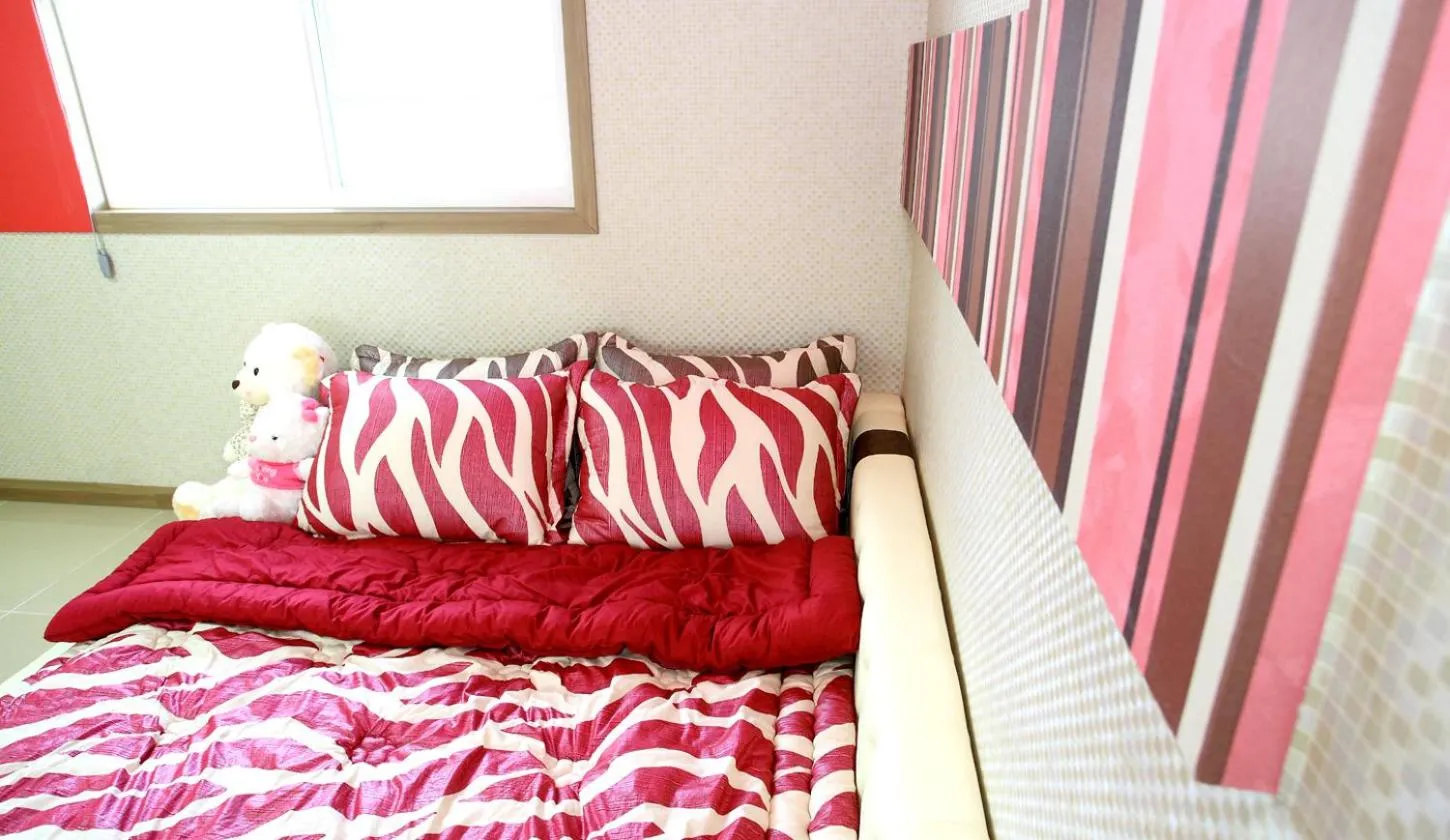 Decorative detail, Bed in Bluesean Pension