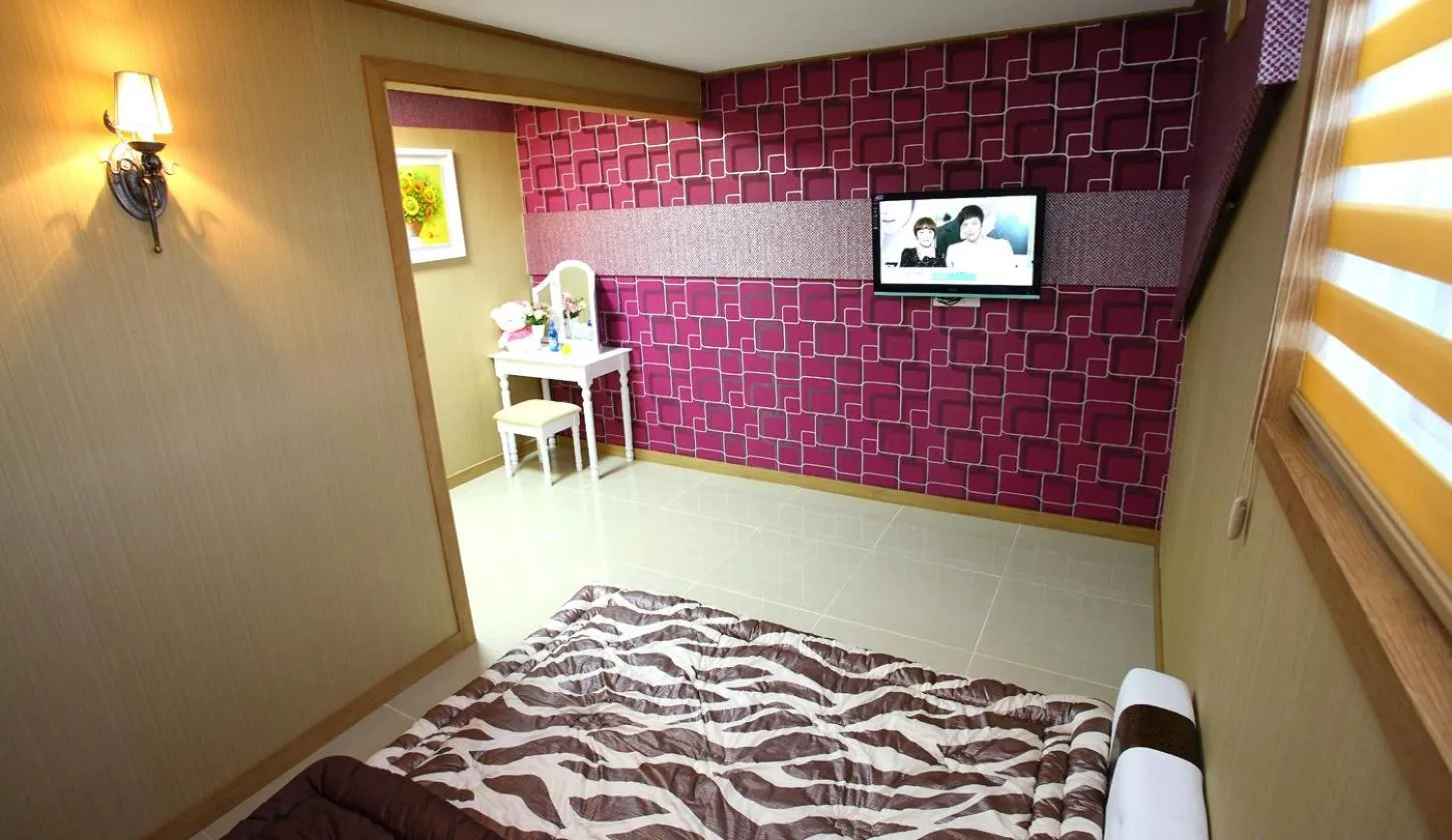 Decorative detail, Bed in Bluesean Pension