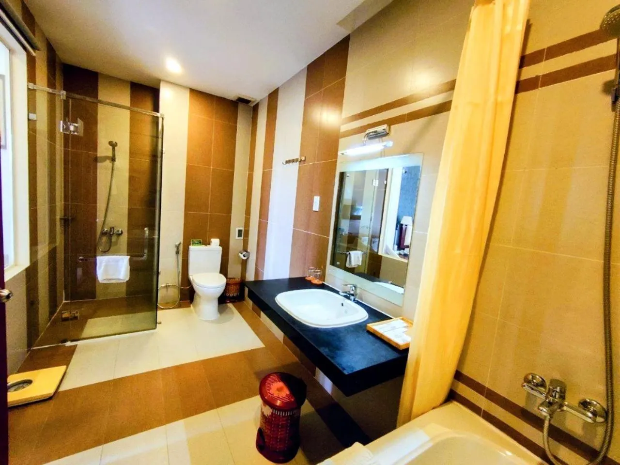 Toilet in Airport Saigon Hotel - Gần ẩm thực đêm chợ Phạm Văn Hai