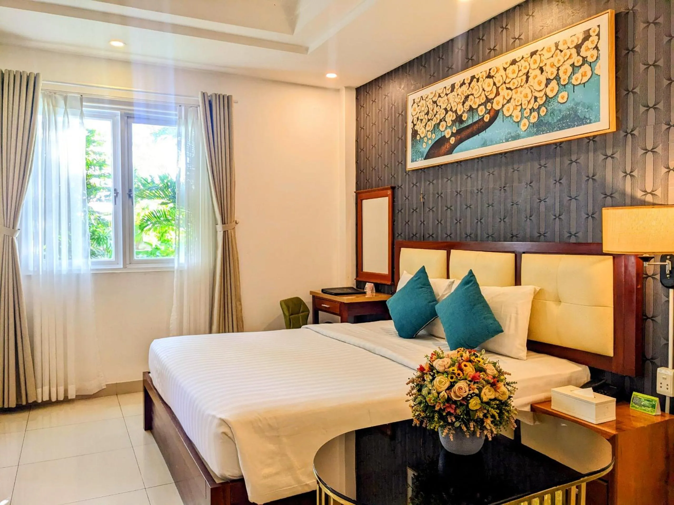 Bed in Airport Saigon Hotel - Gần ẩm thực đêm chợ Phạm Văn Hai