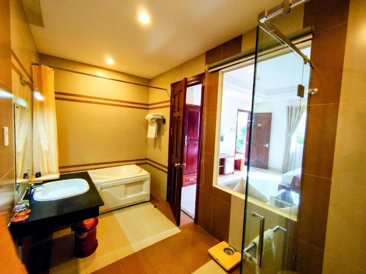 Bathroom, Bed in Airport Saigon Hotel - Gần ẩm thực đêm chợ Phạm Văn Hai