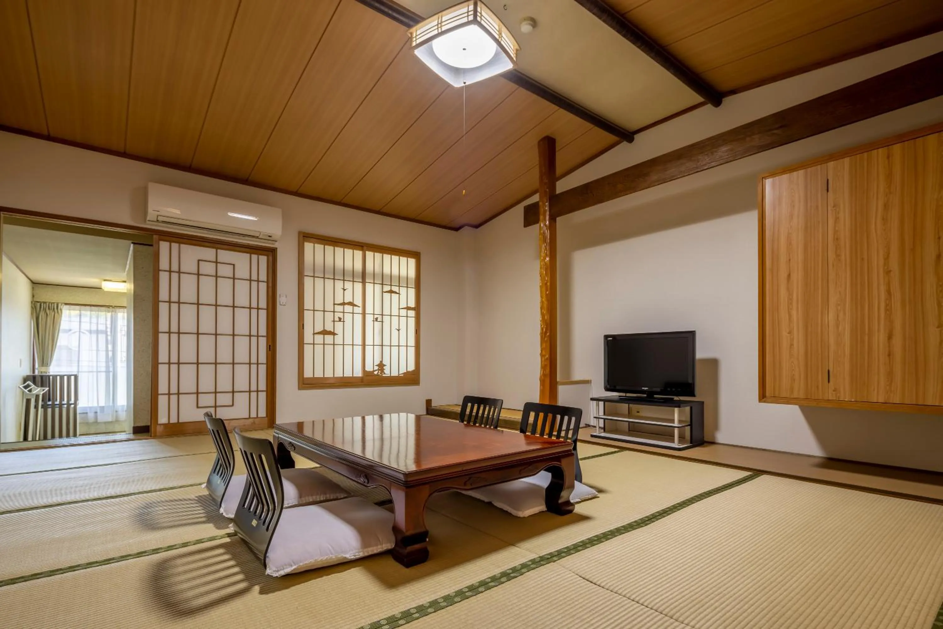 Photo of the whole room in Sawaki