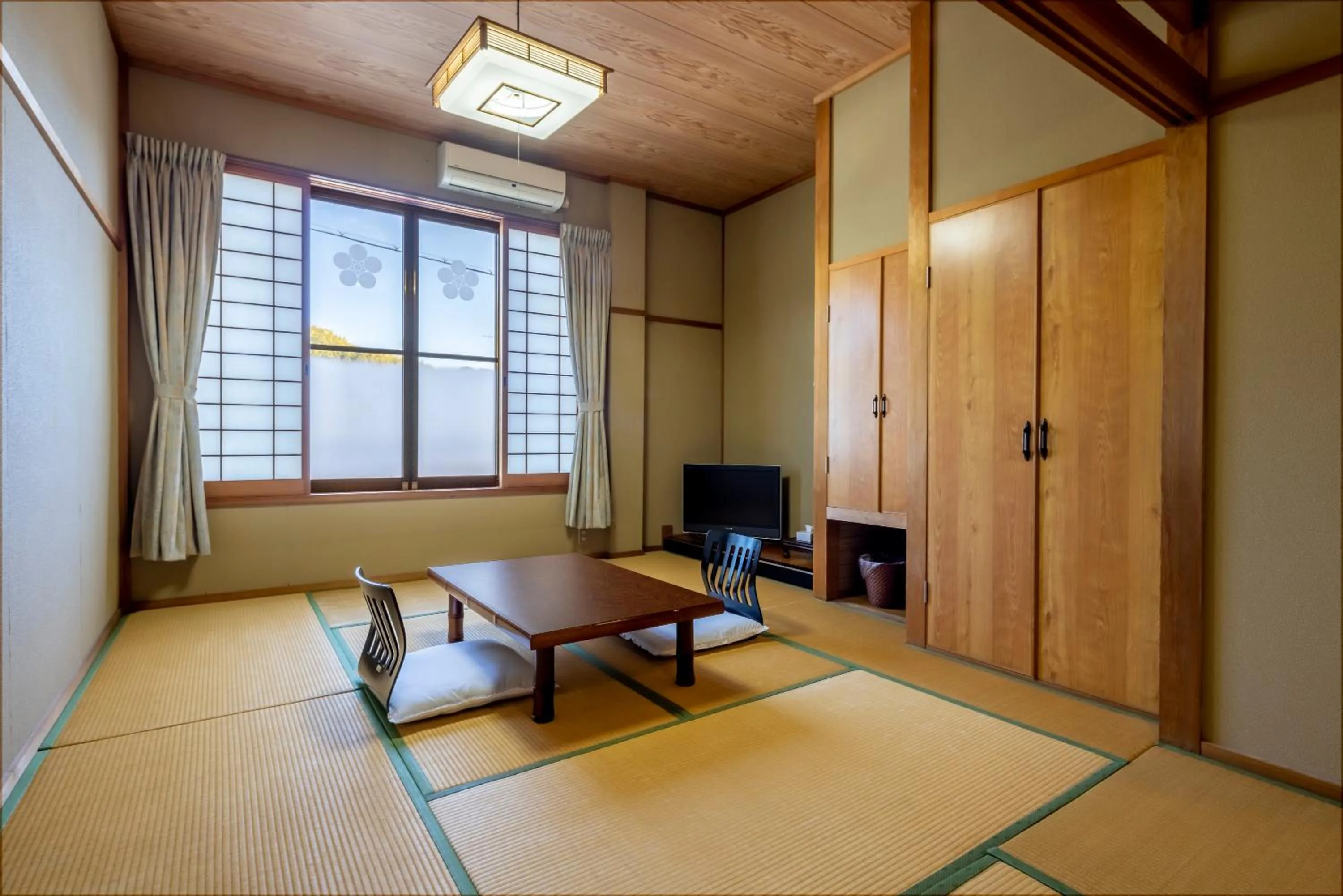 Photo of the whole room in Sawaki