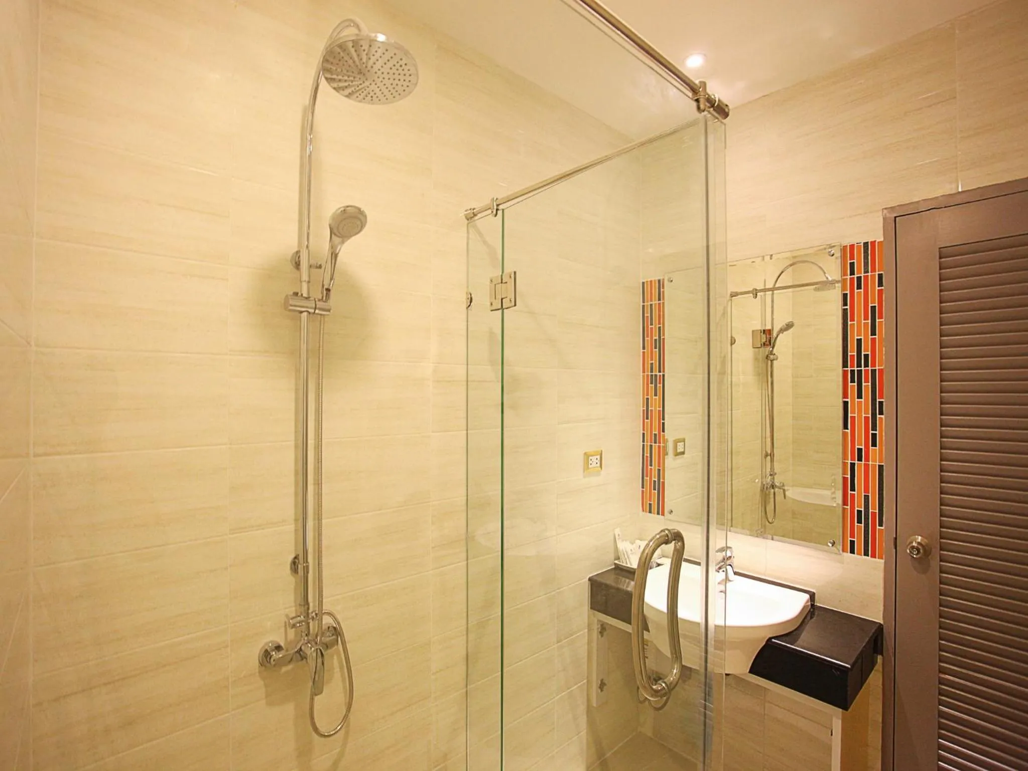 Shower in Chabana Kamala Hotel